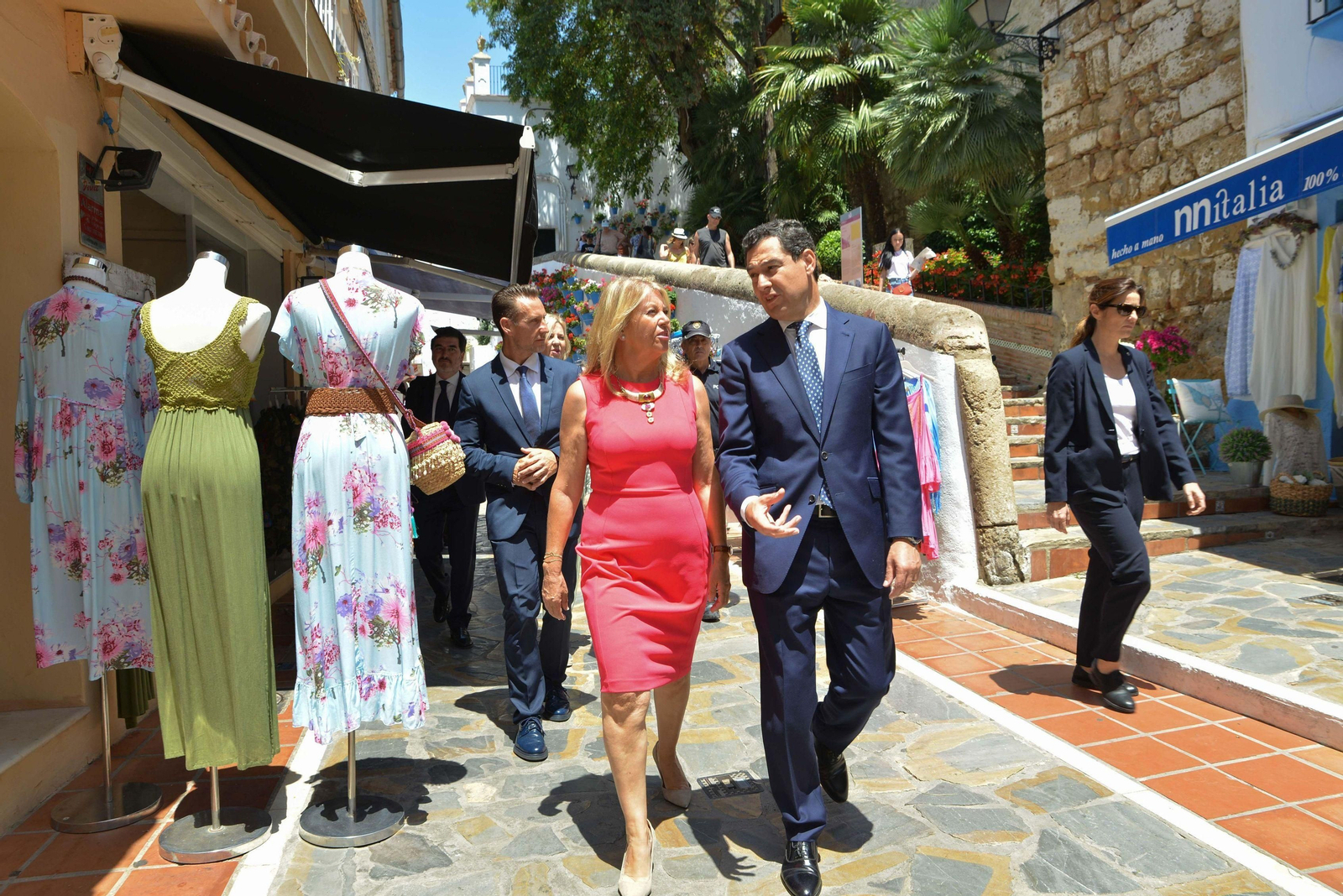 Ángeles Muñoz y Juanma Moreno en una visita por el centro histórico de Marbella, en una imagen de archivo.