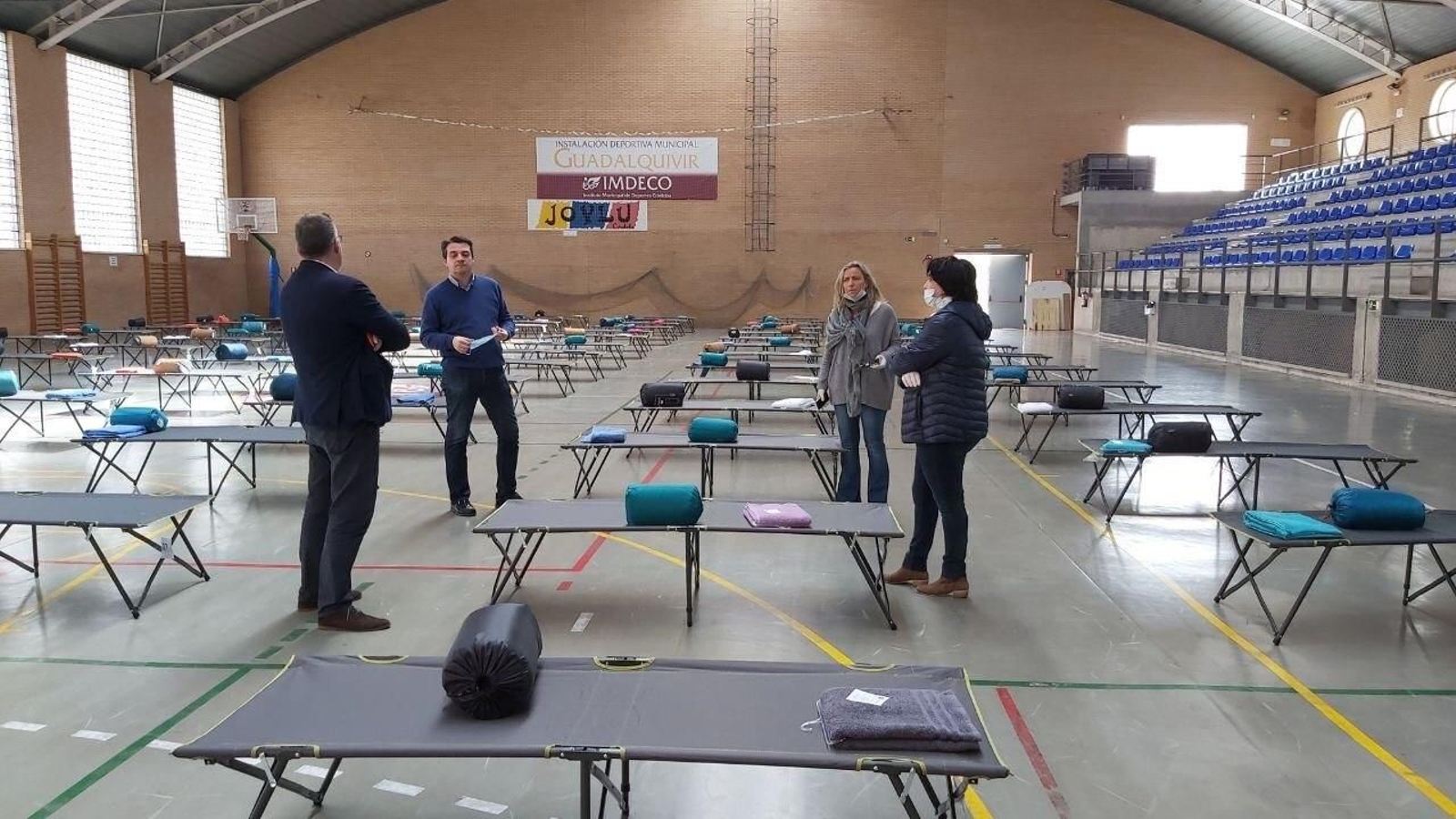 El alcalde y otros miembros del equipo municipal de gobierno en el pabellón Guadalquivir habilitado para personas sin hogar.