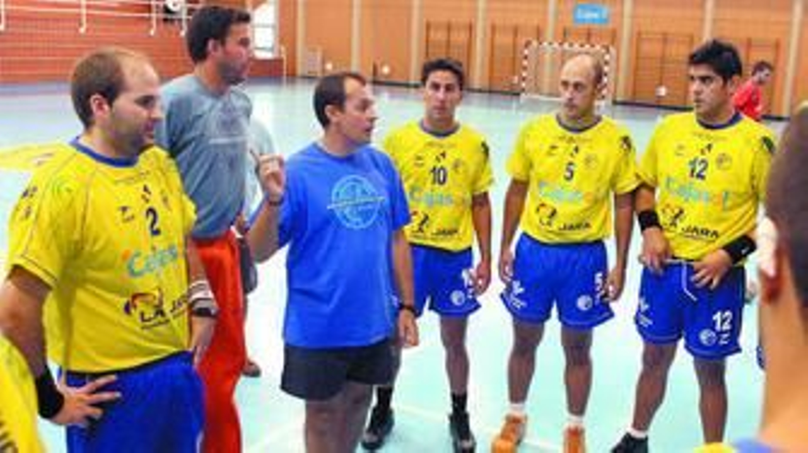 Fernando Castelló debe preparar ahora a su equipo para que esté en plena forma a finales de abril.