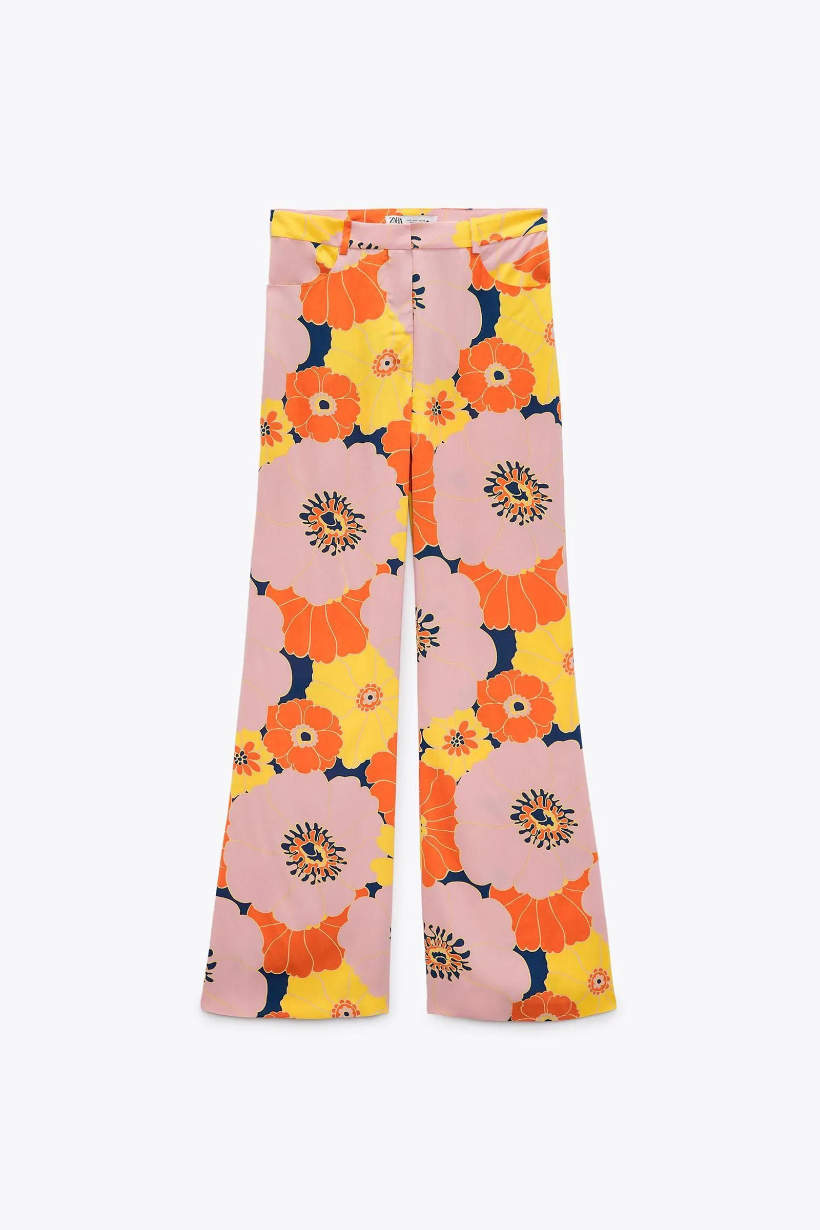 Pantalones campana de Zara con estampado de flores años 70.