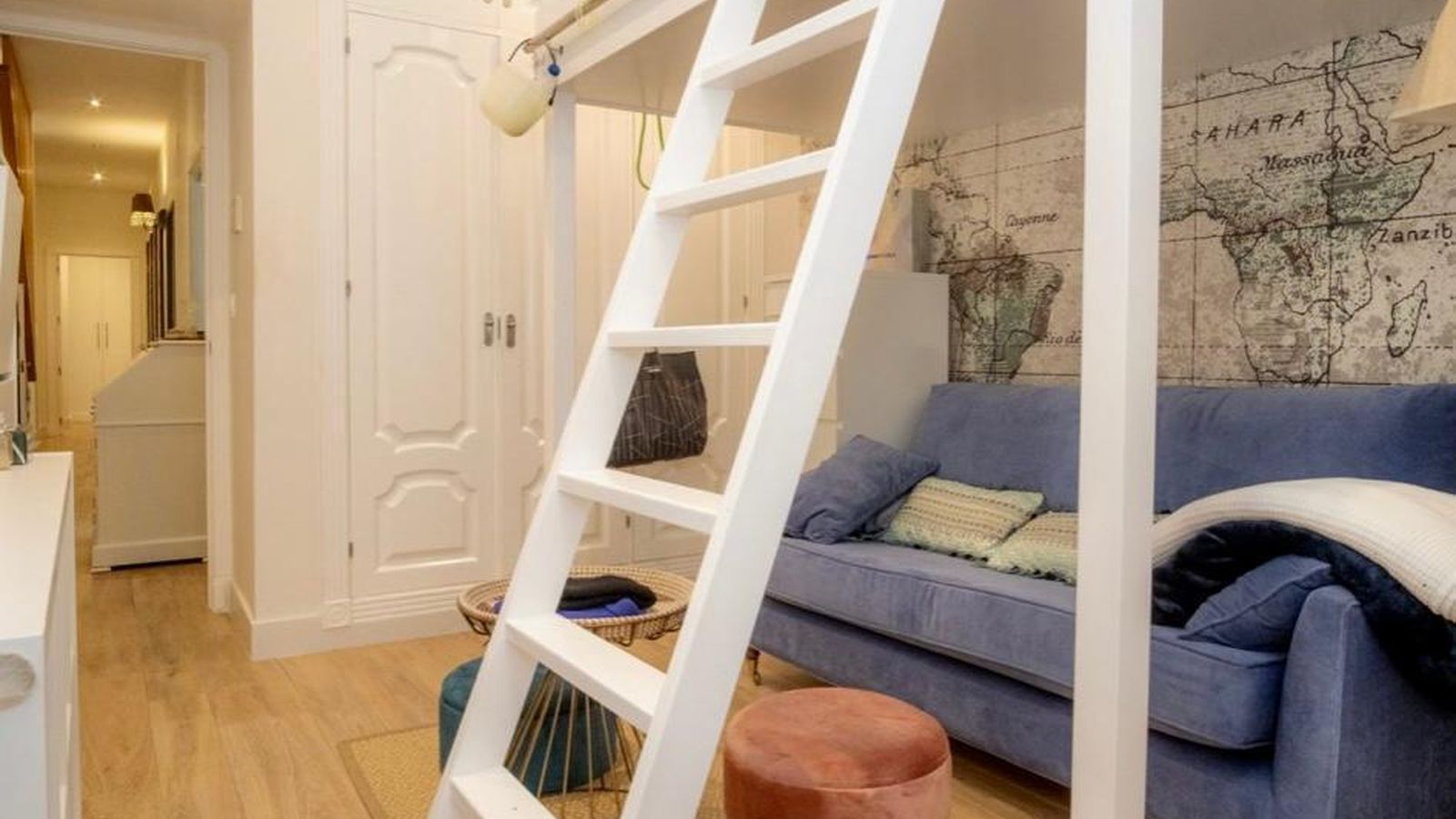 Dormitorio. Diseñado para aprovechar el espacio, uno de ellos dispone de una cama tipo litera montada sobre un sofá.