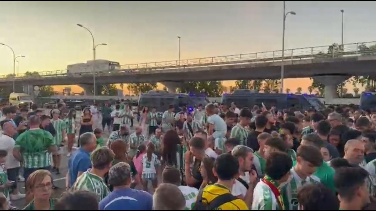 Cientos de béticos esperan a Antony en el aeropuerto de Sevilla
