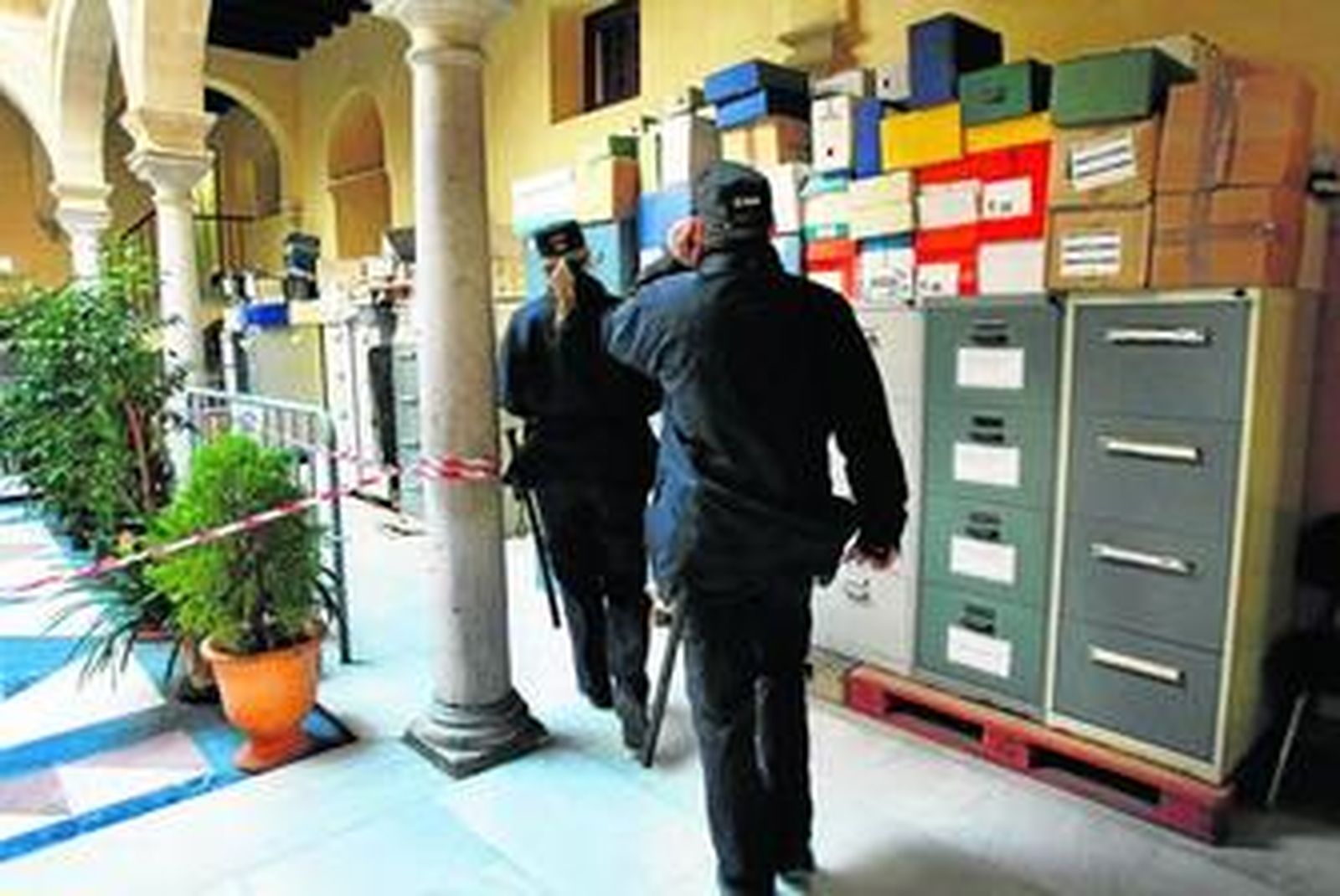 Agentes de la Policía Nacional, durante el registro de la sede del Área de Urbanismo de El Puerto.
