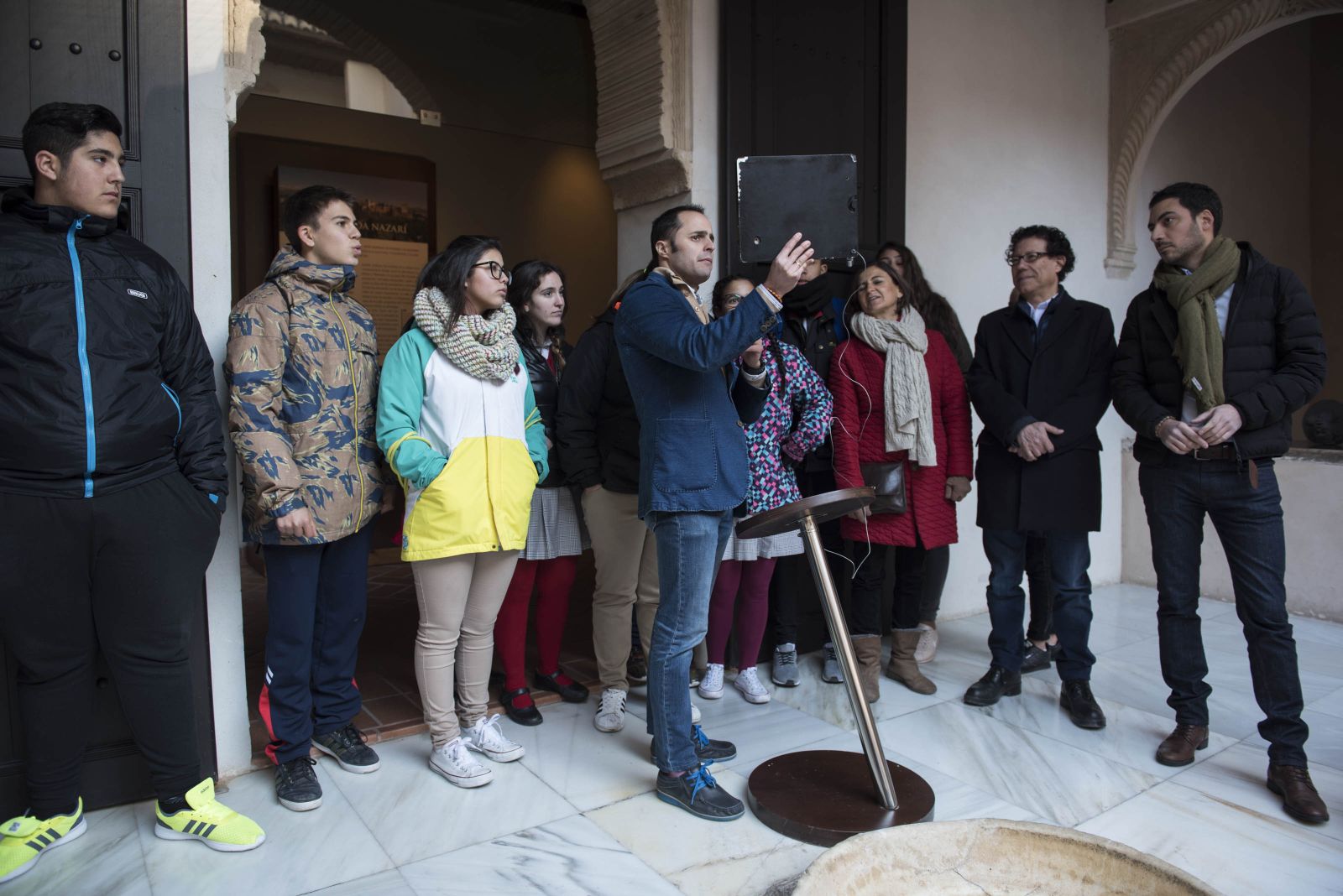 Los alumnos del colegio Santa Cristina atendiendo a la explicación de cómo era la Casa de Zafra en época nazarí.