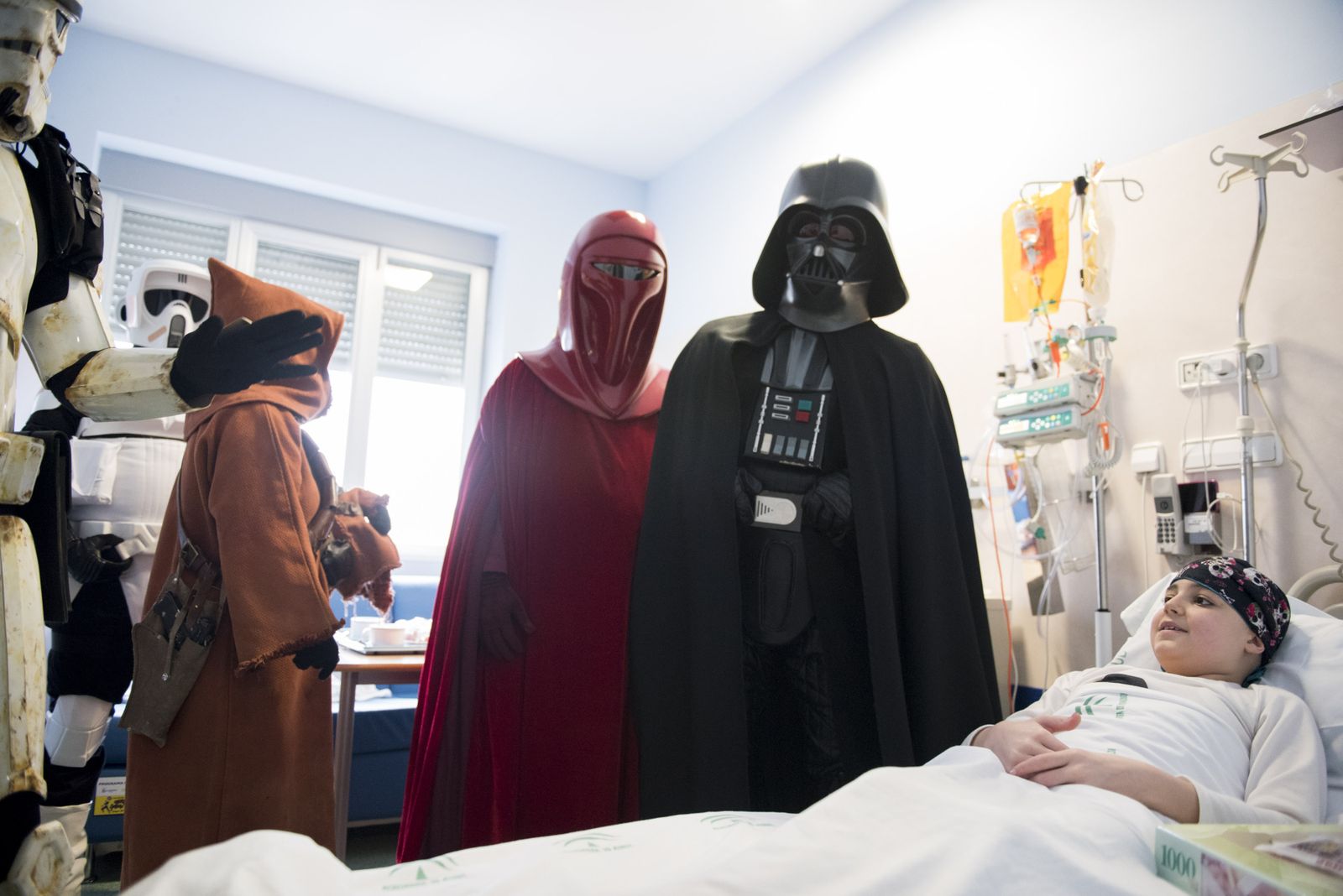 La visita de la Legión 501 de 'Star Wars' al Hospital Materno Infantil de Granada, en imágenes