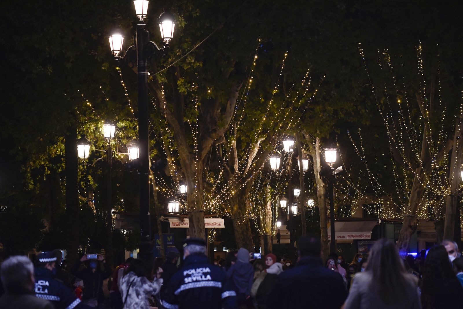Sábado de ambiente, y encendido de luces de Navidad en Sevilla