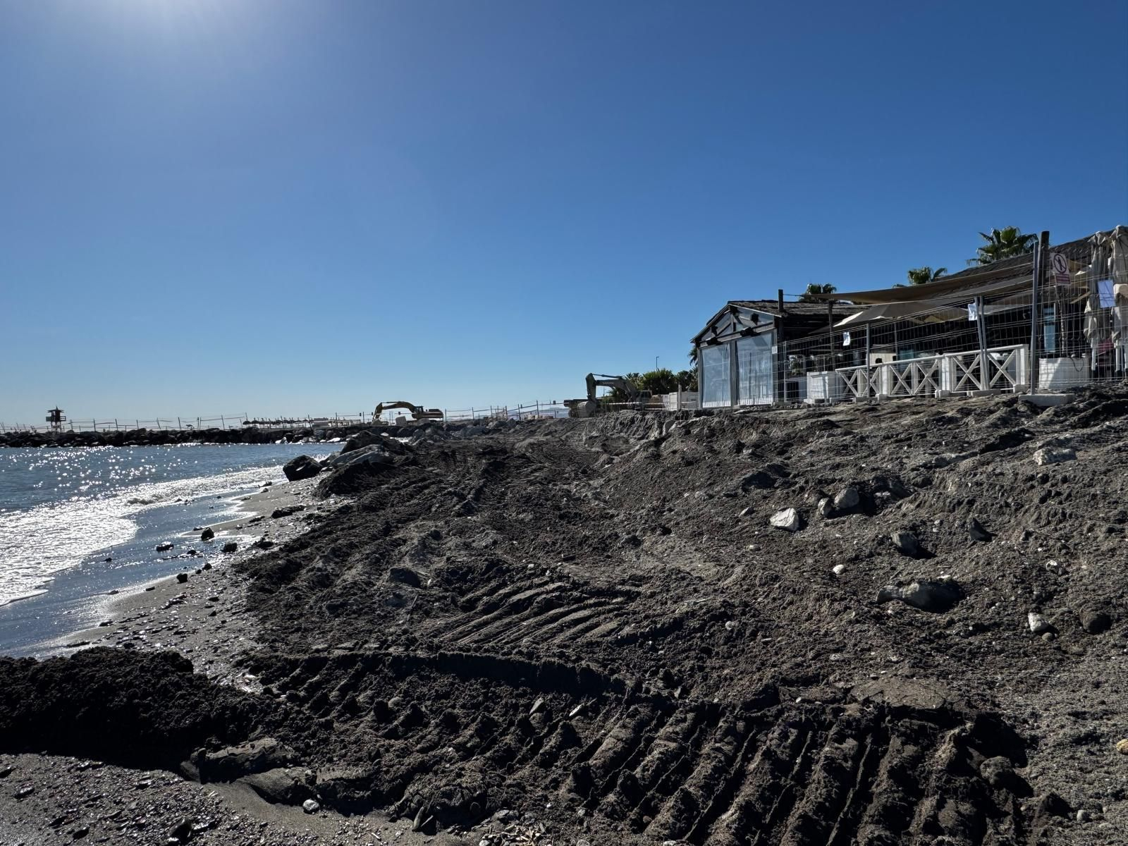 Una máquina trabaja en la zona para allanar la playa