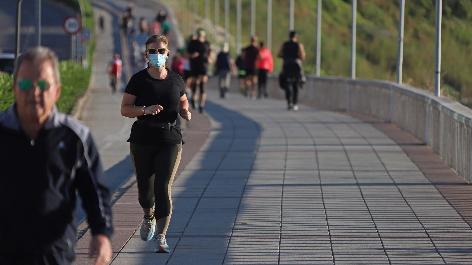 Deportistas y mayores vuelven a la calle en Algeciras
