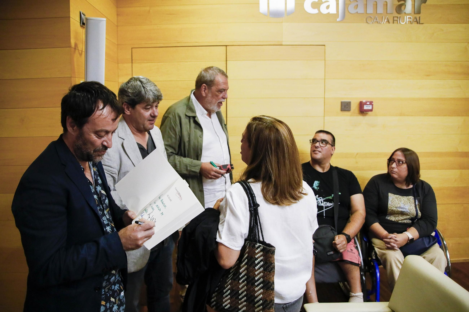 Carmen Mola presenta su libro "El clan" en la Casa de las mariposas de Almería, en imágenes