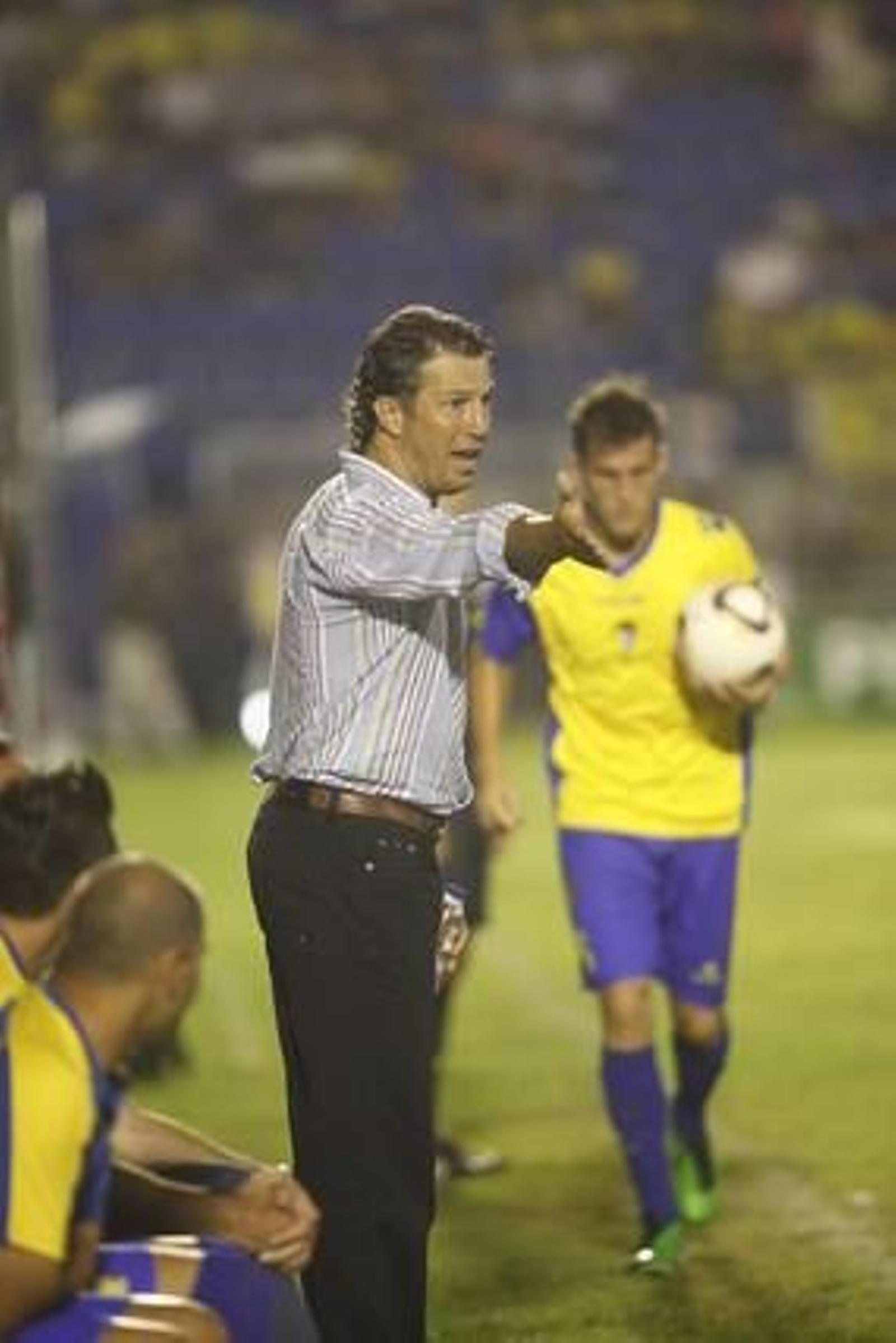 Jose González aprovecha un saque de banda para dar instrucciones a sus jugadores.

Foto: Jesus Marin