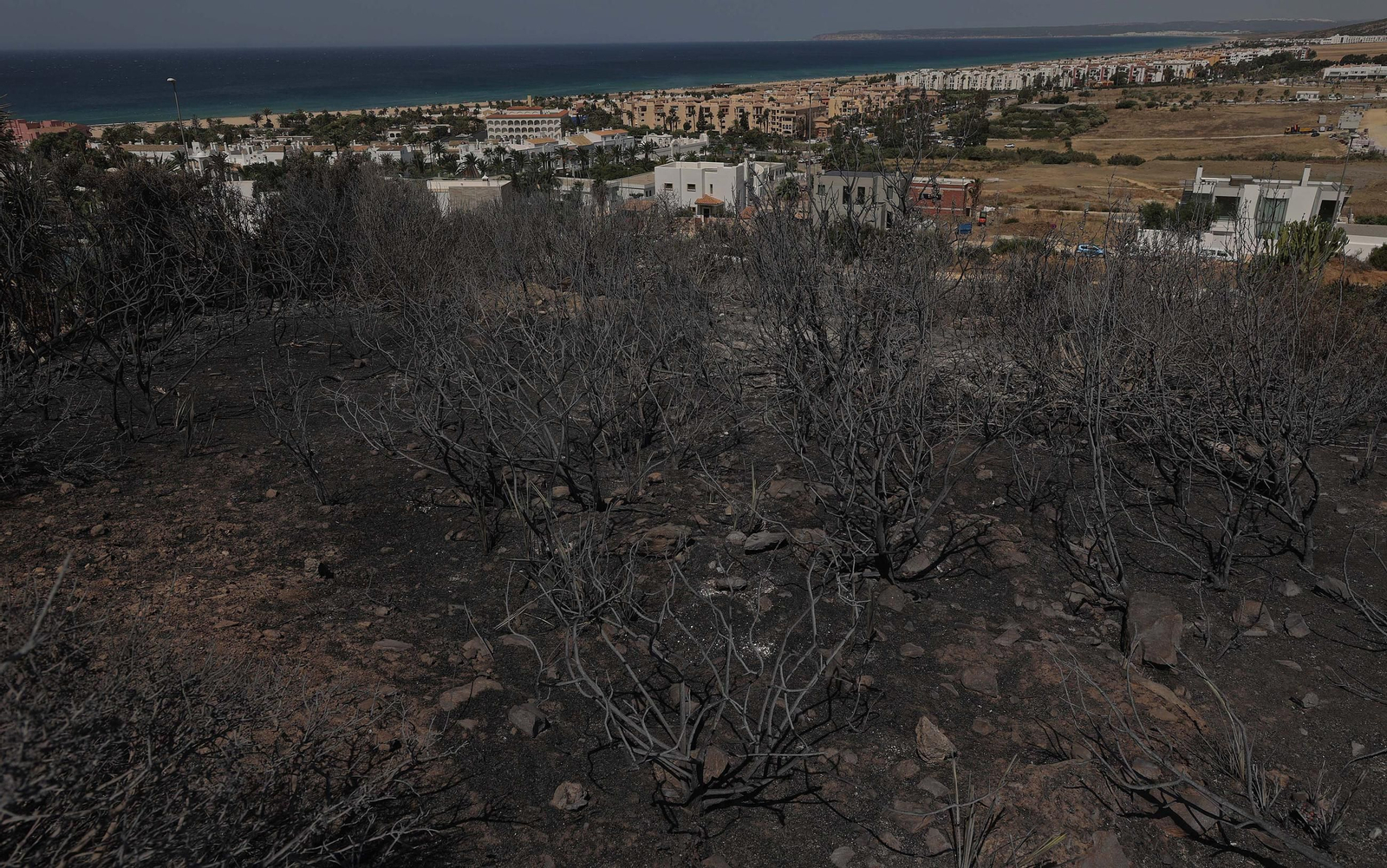 Así han quedado Atlanterra y Zahara de los Atunes tras el incendio forestal en la Sierra de la Plata de Tarifa