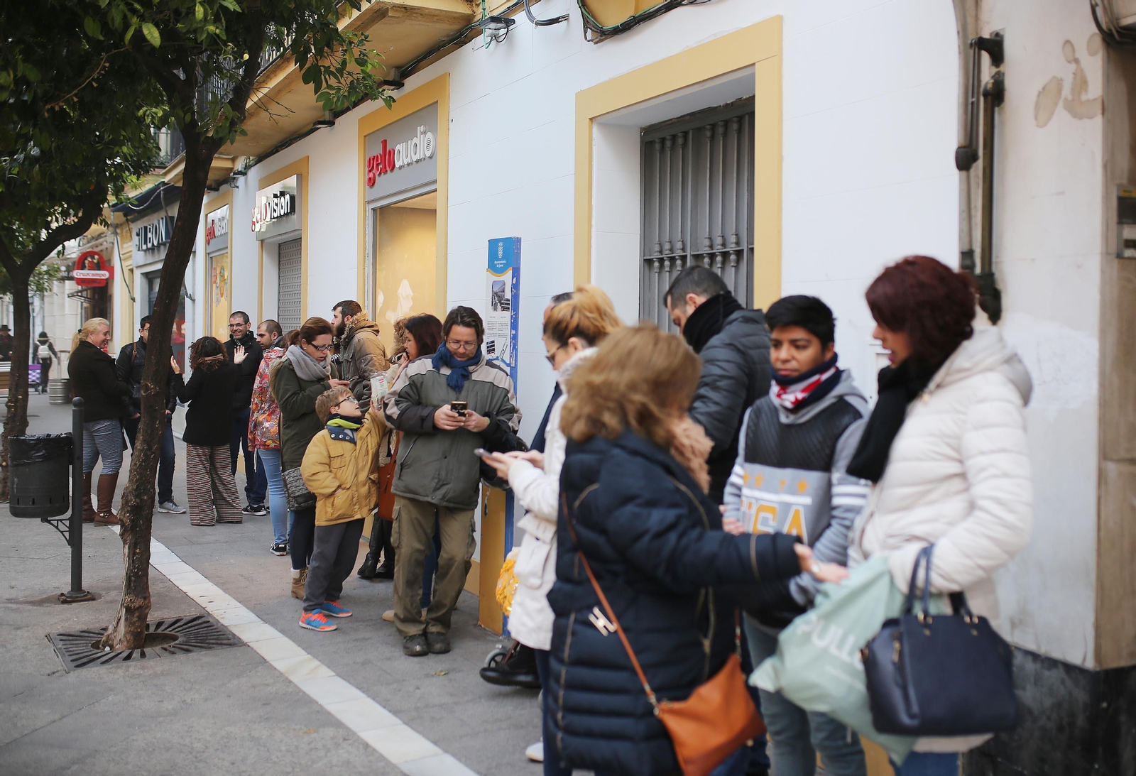 Parte de la cola ante la óptica a las nueve de la mañana para lograr gafas gratis. Parte de la cola ante la óptica a las nueve de la mañana para lograr gafas gratis.