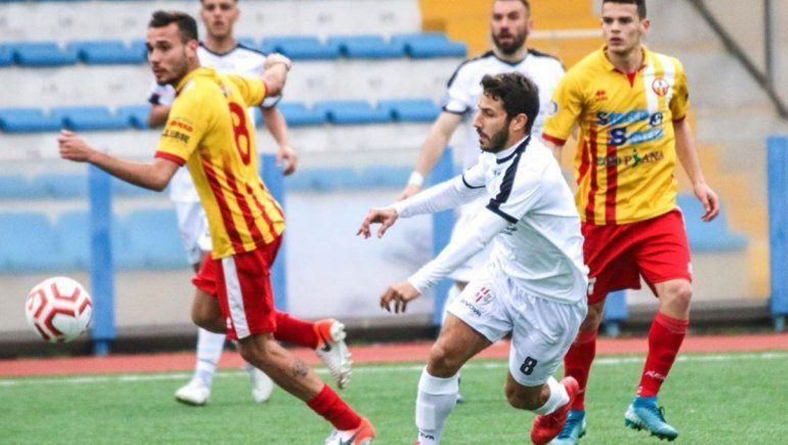 Gabriel Chironi (de blanco), durante un partido con el Savoia de Pompeya