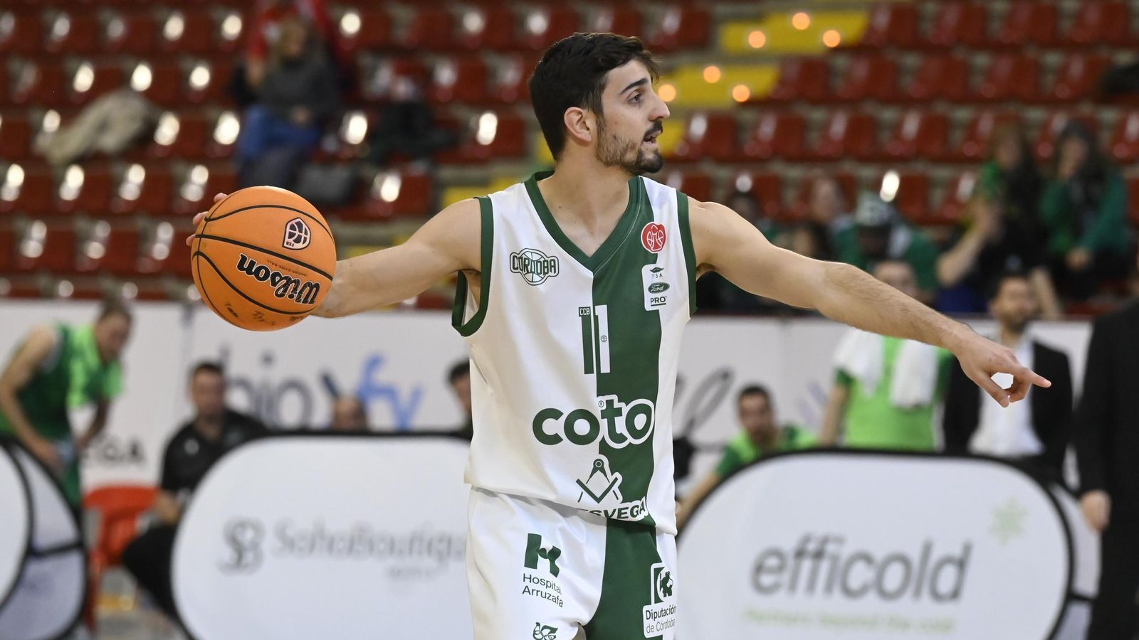 Lucas Muñoz sube la pelota en un partido del Coto Córdoba en Vista Alegre.