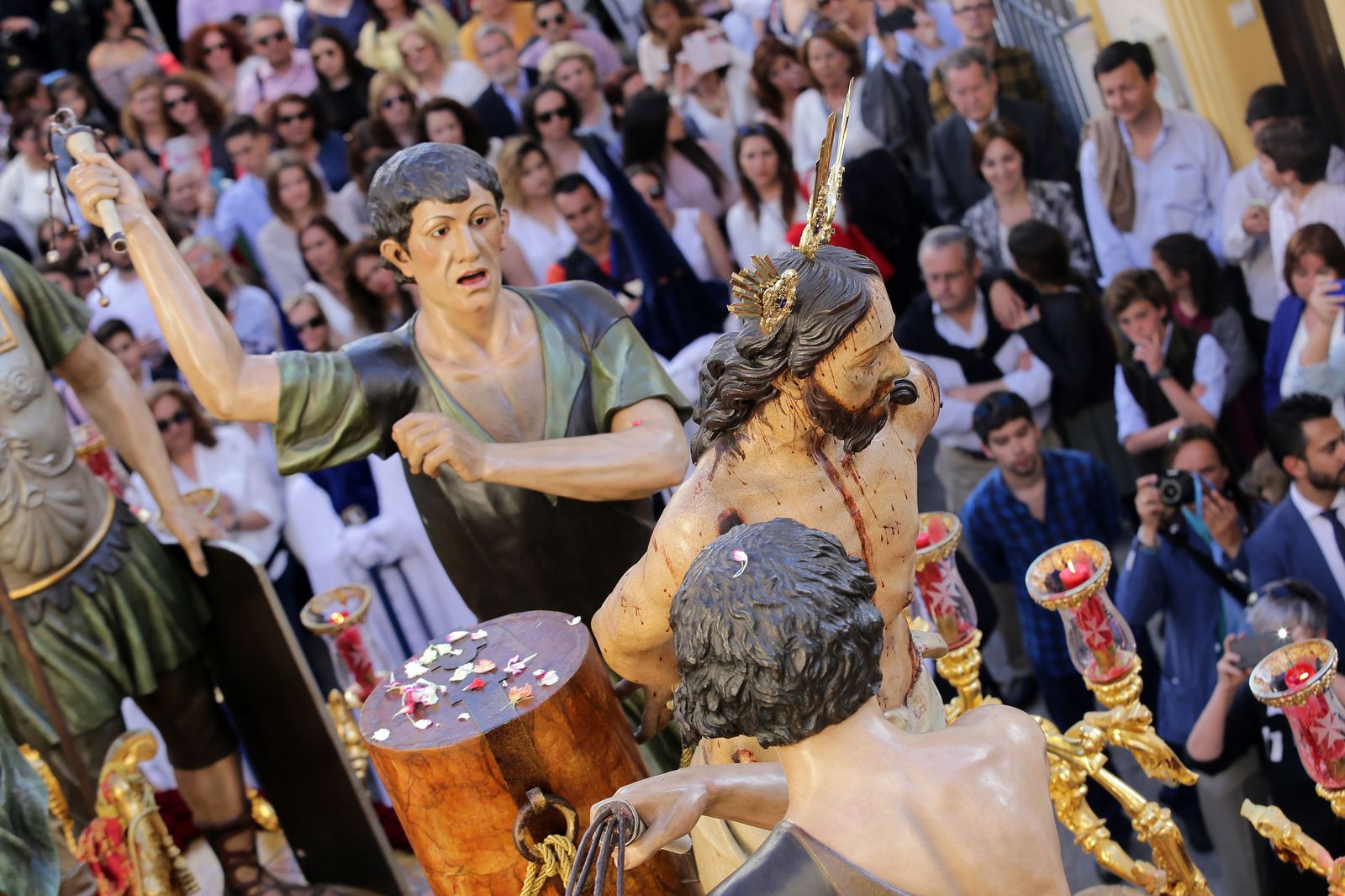 Un sayón azota al Señor en el magnífico paso de misterio de la Flagelación.