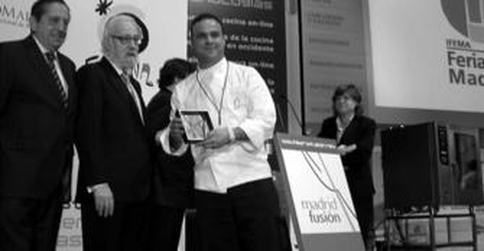 En el centro Andoni Luis Adúriz y Ángel León, a la derecha, antes de su ponencia conjunta.