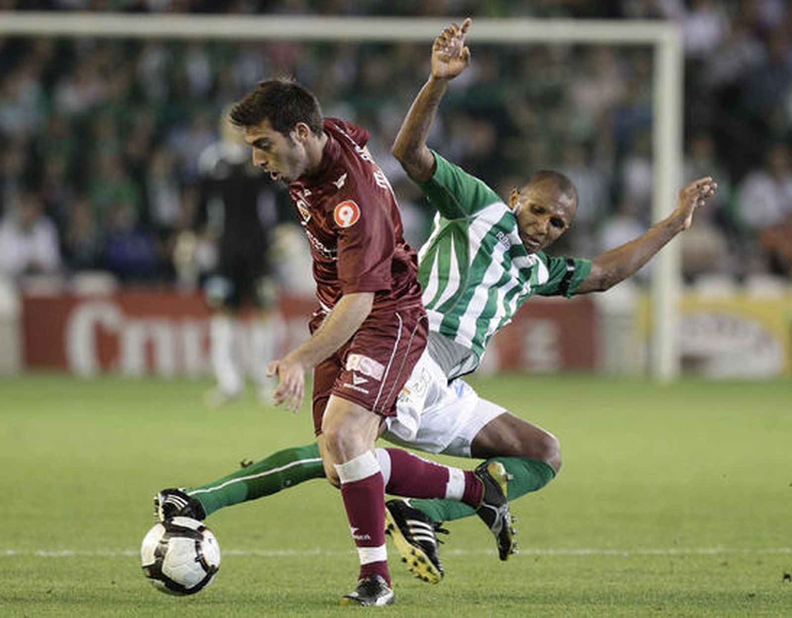 Mehmet Aurelio trata de arrebatarle un balón a un jugador del Castellón en el medio campo. / Antonio Pizarro