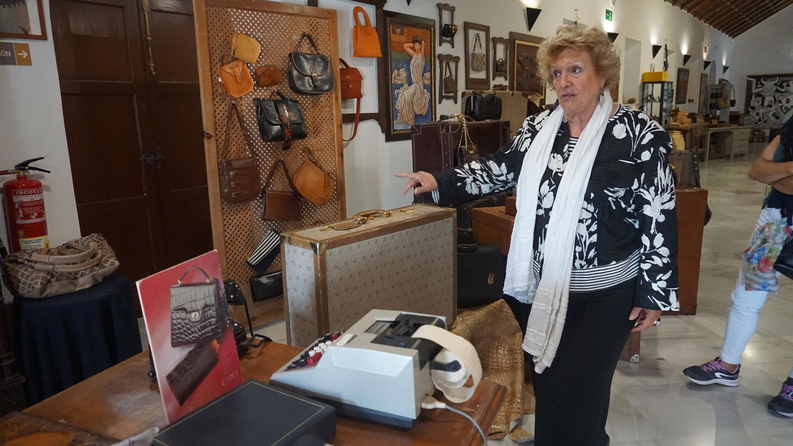 Maribel Lobato mostrando algunas piezas del museo