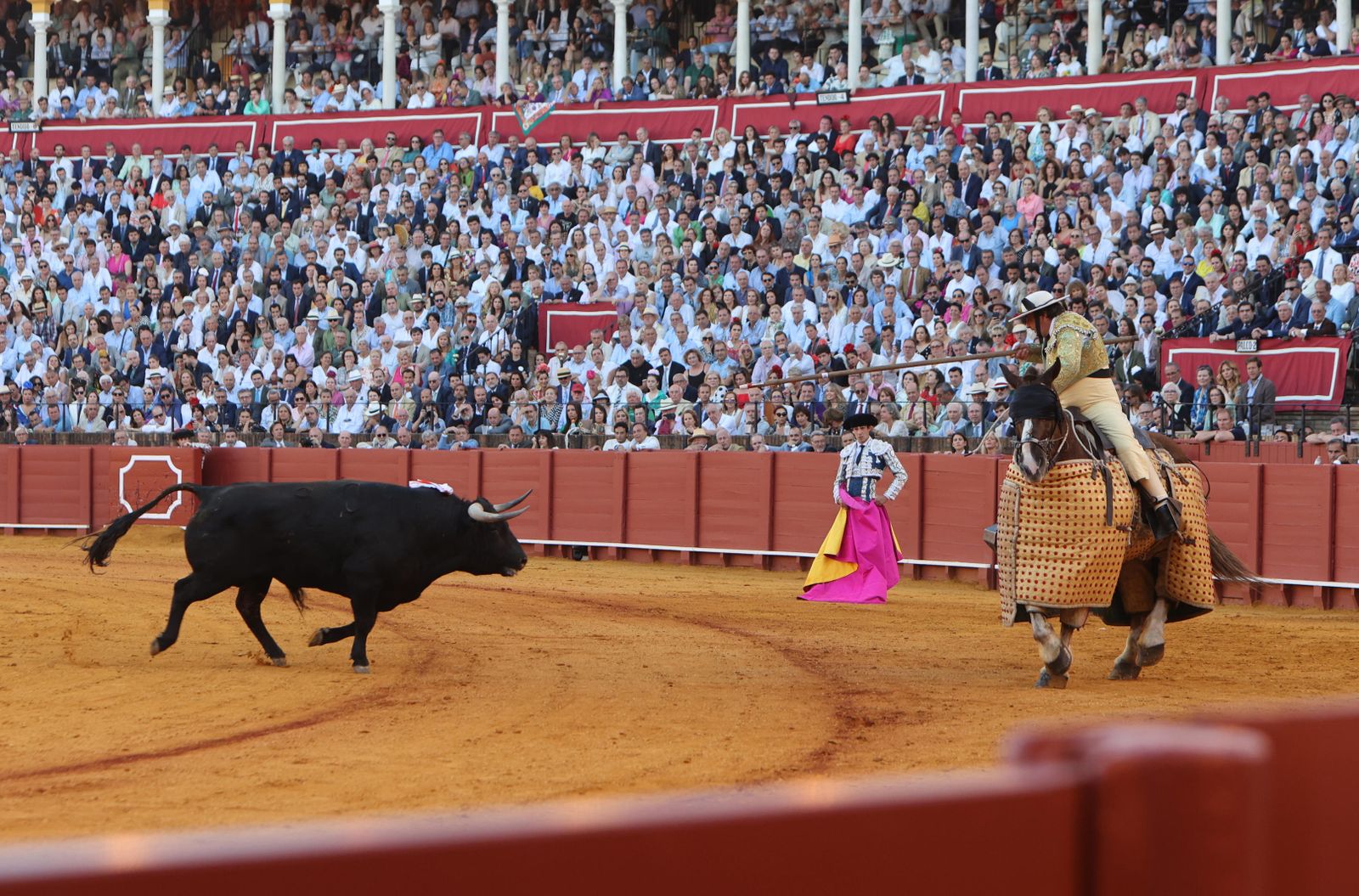 Imágenes de la corrida de toros en la Feria de Sevilla 2023 con El Juli, Alejandro Talavante y Tomás Rufo