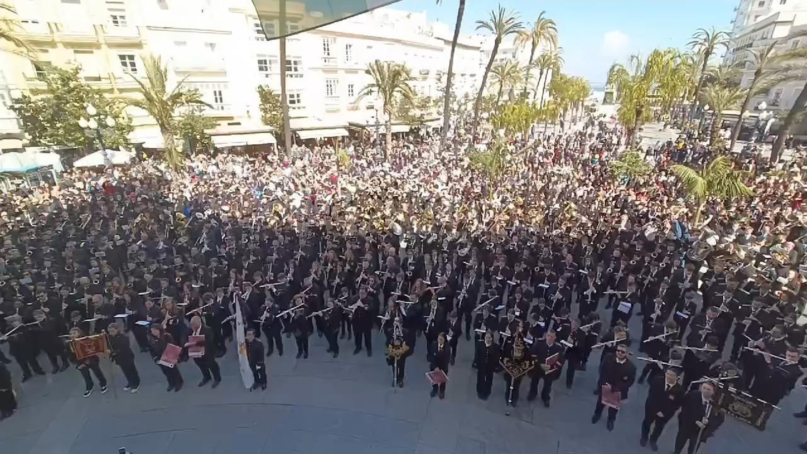 Música procesional por las calles de Cádiz Música procesional por las calles de Cádiz