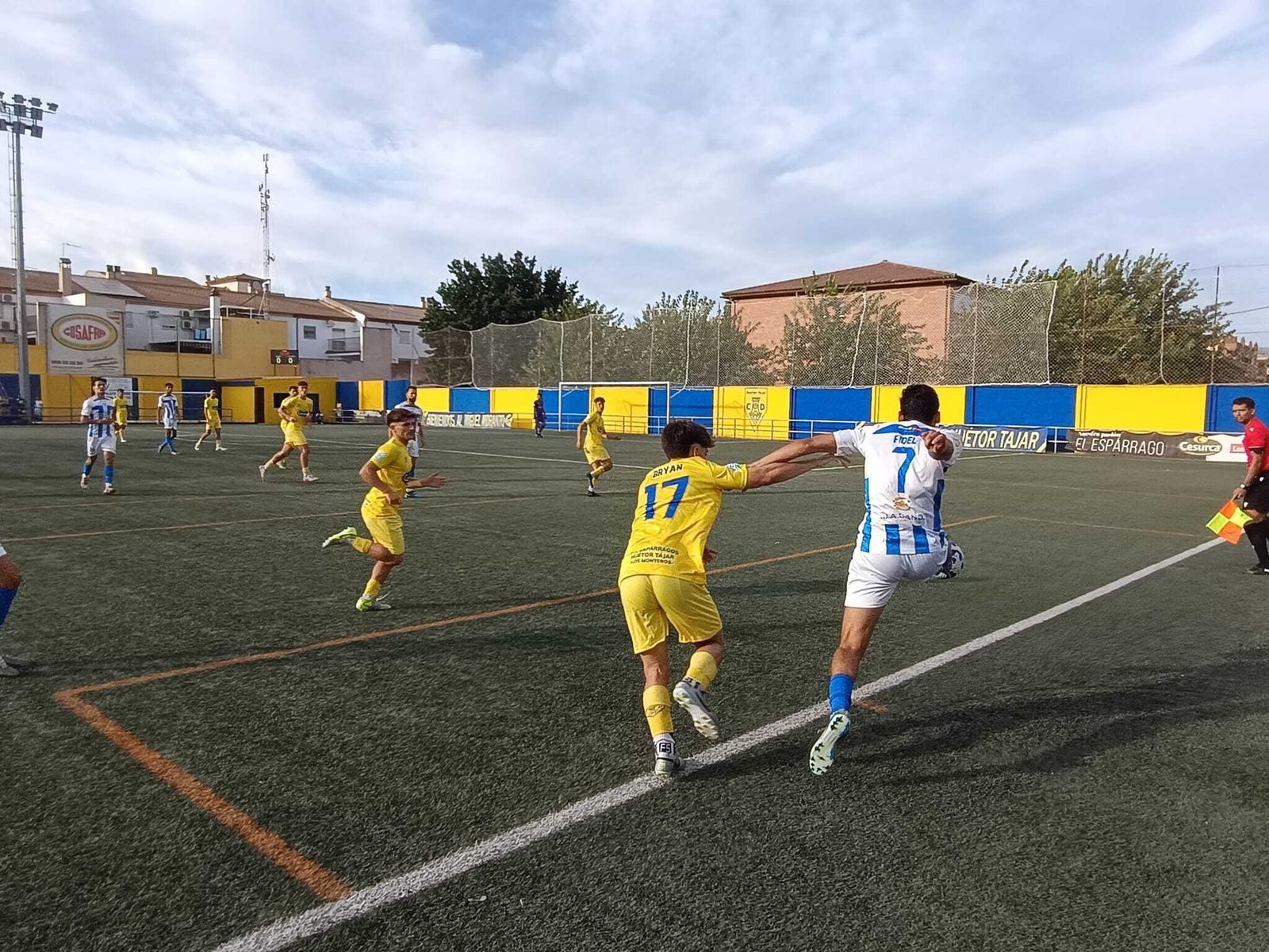 Un lance del Huétor Tájar-Bollullos de la ida de la final.