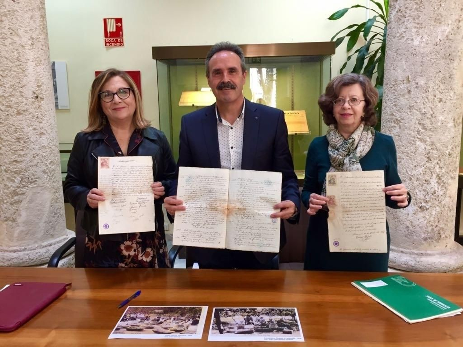 El delegado de Cultura, Alfredo Valdivia acompañado por María Luisa Andrés y María Dolores Jiménez.