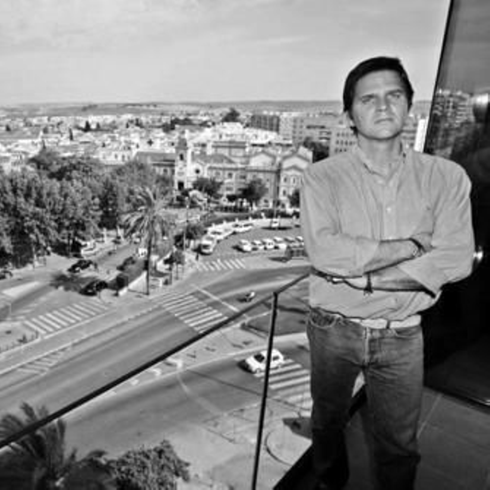 José Luis Adarraga, ayer delante de un ventanal del AC Palacio, con la Judería al fondo.