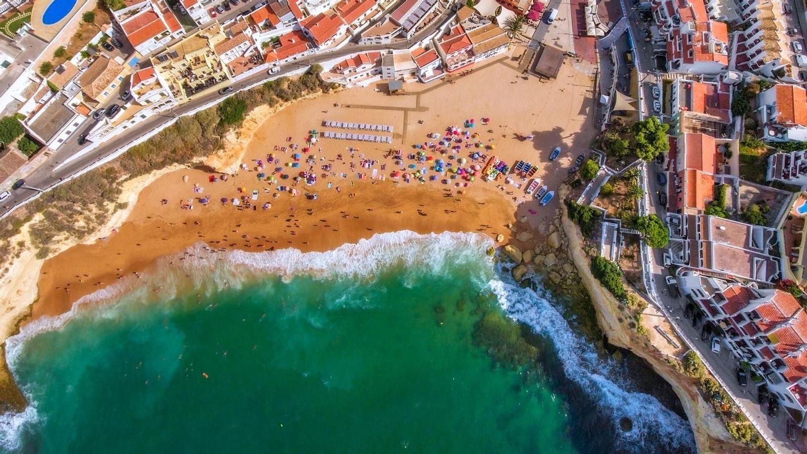 Esta playa de aguas turquesas que parece el Caribe está a un salto de Huelva