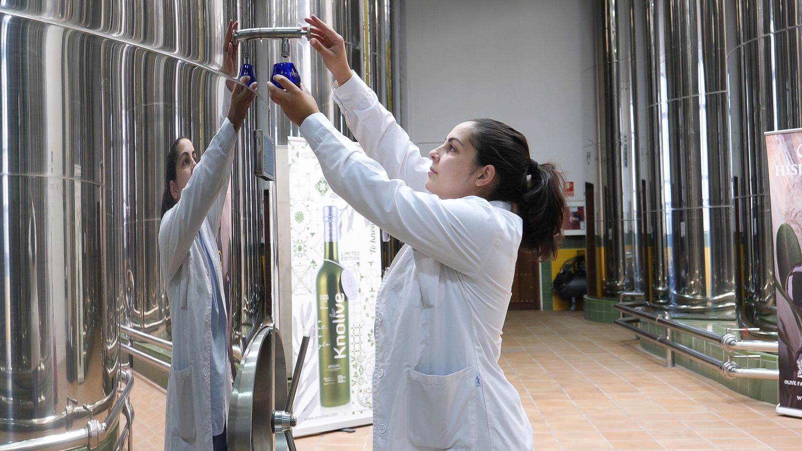 Una trabajadora de Knolive Oils.