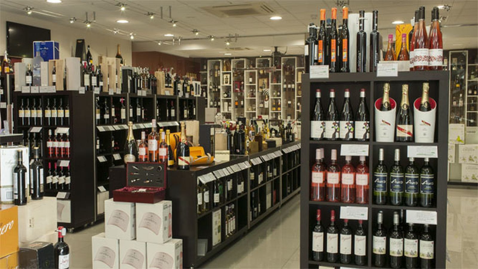 Estanteria de una tienda de vinos de la provincia