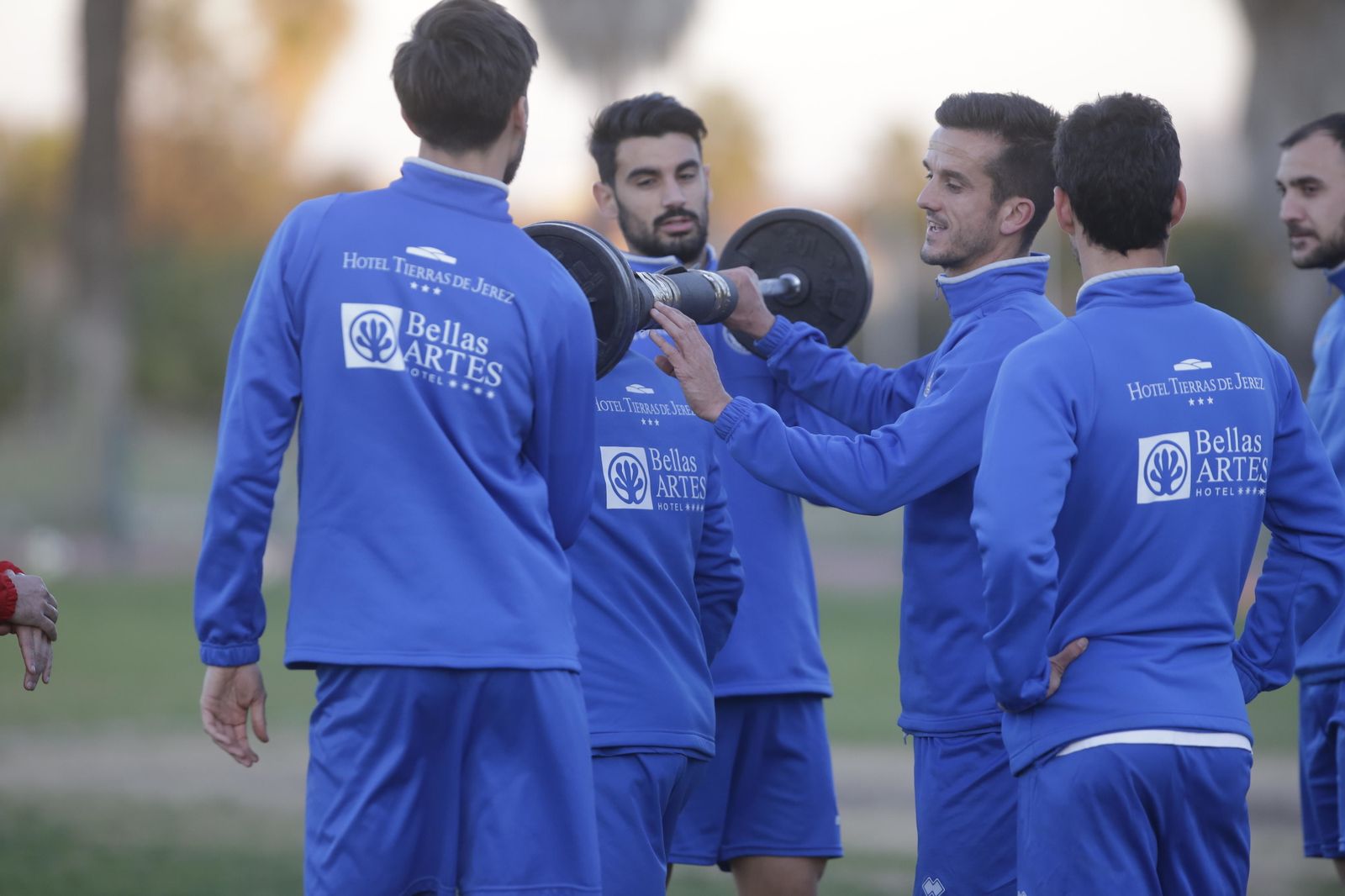Antonio Bello, junto a varios compañeros en el entrenamiento de ayer por la tarde en el Anexo de Chapín.