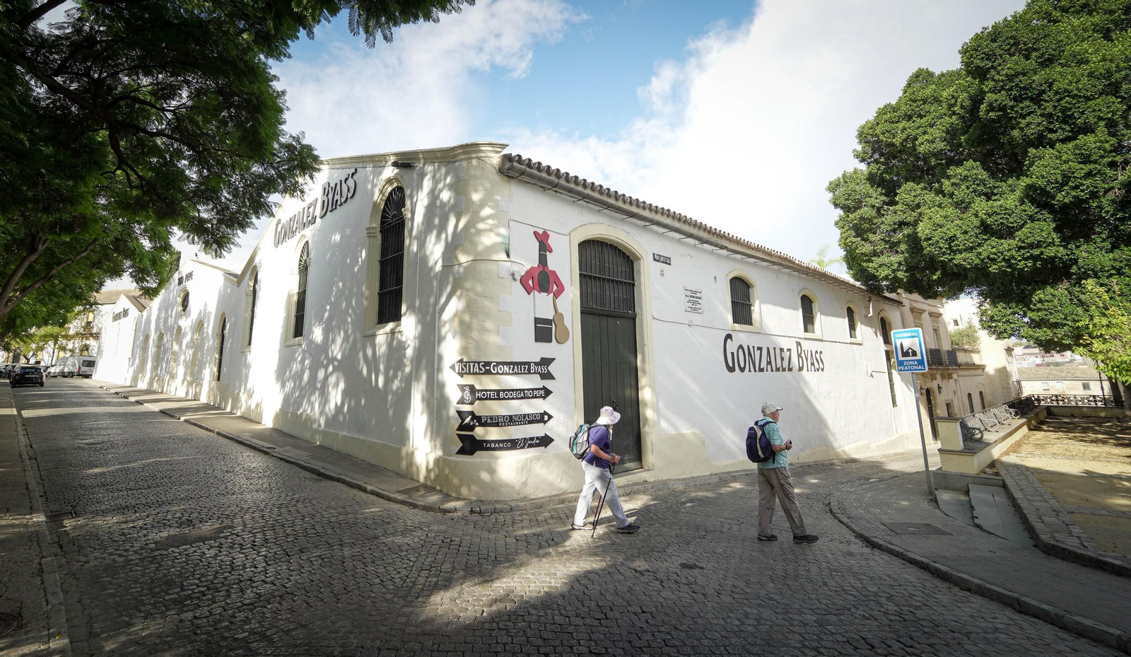 Turistas junto a las instalaciones bodegueras de González Byass en Jerez de la Frontera (Cádiz). Turistas junto a las instalaciones bodegueras de González Byass en Jerez de la Frontera (Cádiz).