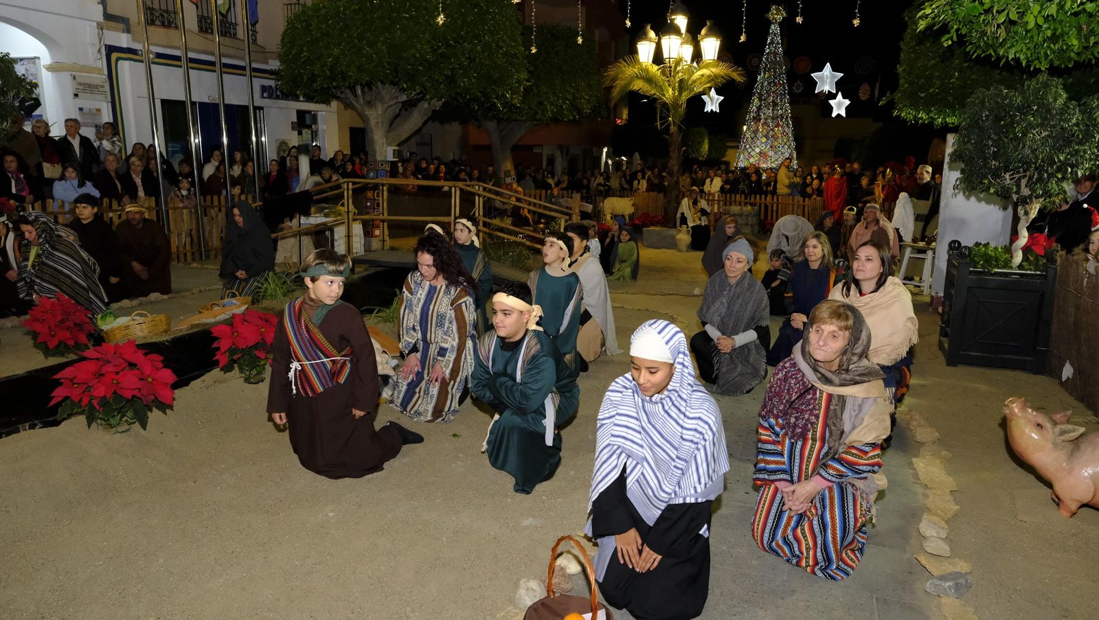 El Belén viviente de Gádor abarrota de público la plaza del pueblo, en imágenes