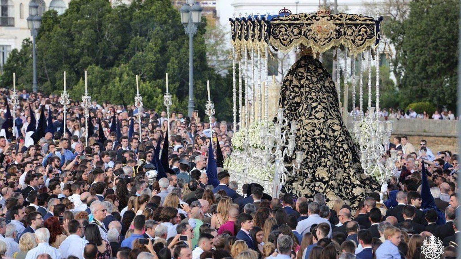 La Estrella cruza el puente de Triana bajo el palio de Ojeda