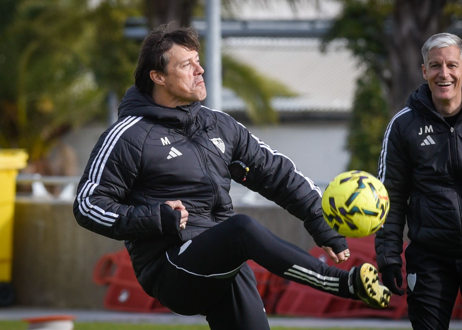 Almeyda sonríe mientras intenta controlar un balón ante su asistente Javi Martínez.