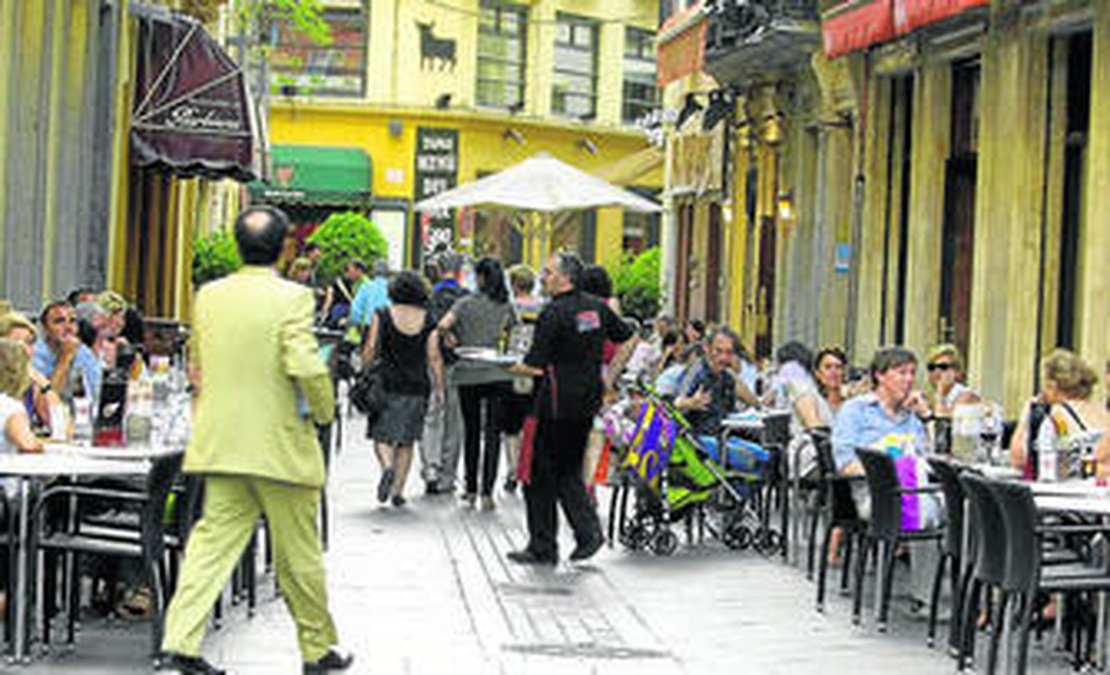 Imagen de la calle Albareda, junto a la Plaza Nueva, donde el número de mesas se ha triplicado en un año.
