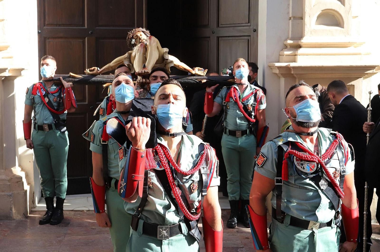 La Legión acompaña al Cristo de la Vera+Cruz en su procesión por Huelva, en imágenes
