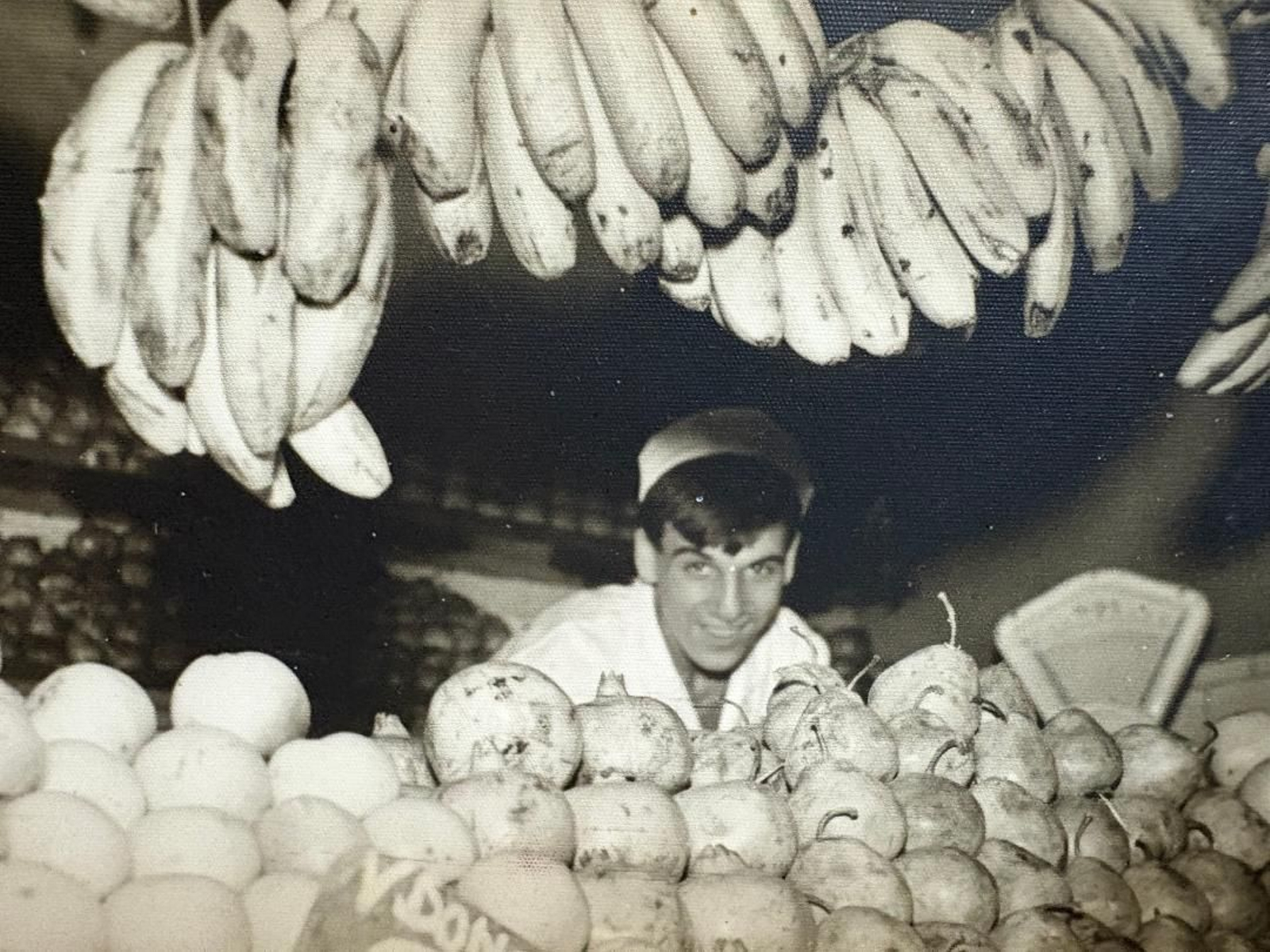 Manuel Domínguez Moya, ‘El Poli’, durante su etapa profesional como frutero en el puesto de su padre en la plaza del Piojito, en la Merced.