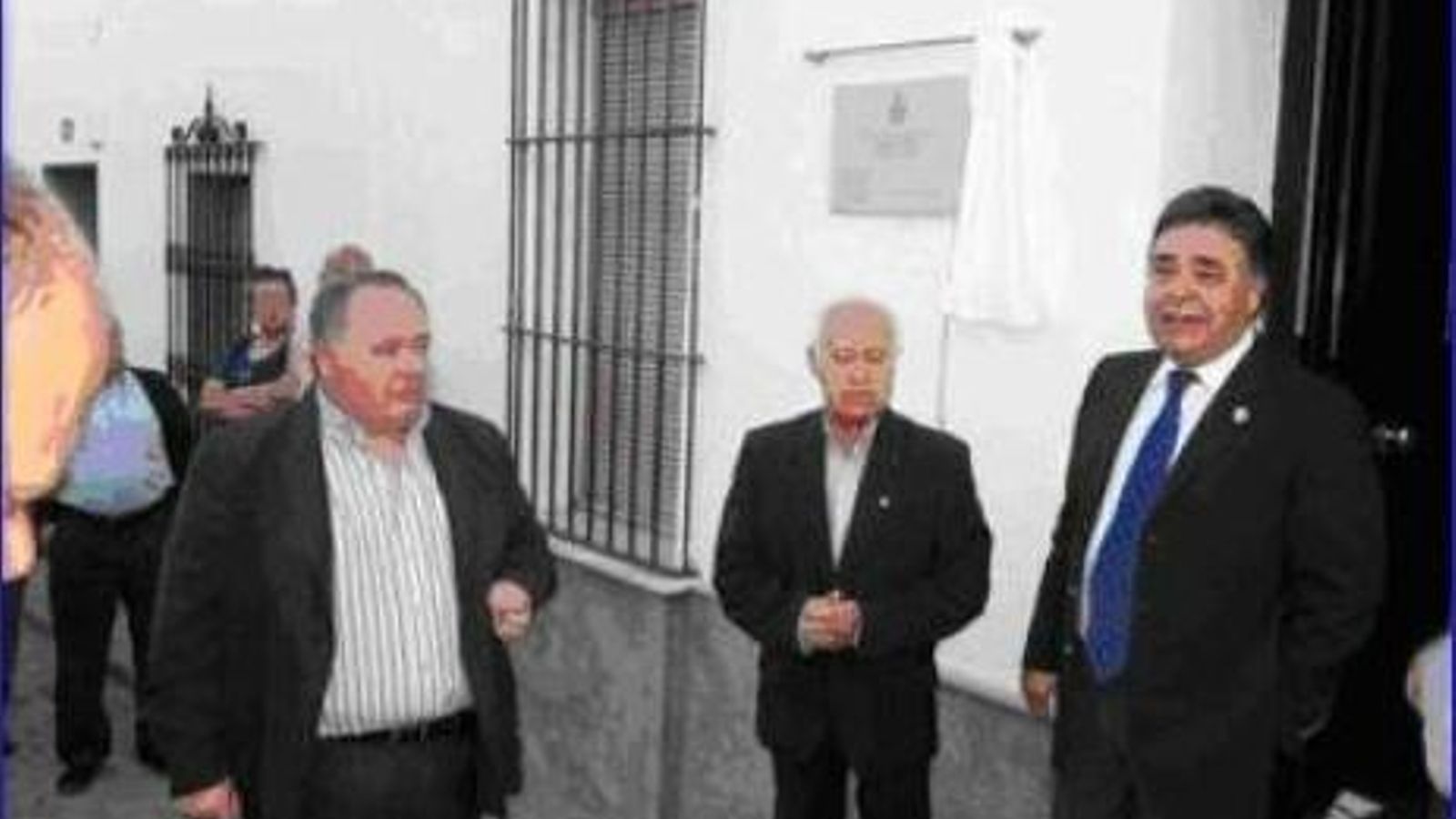 5. Descubrimiento de una placa en memoria del Niño de Fregenal en su pueblo, en 2012. En la foto, el entonces alcalde Juan Fco. Ceballos, el sobrino del cantaor Pepe Fregenal y su biógrafo Paco Zambrano.