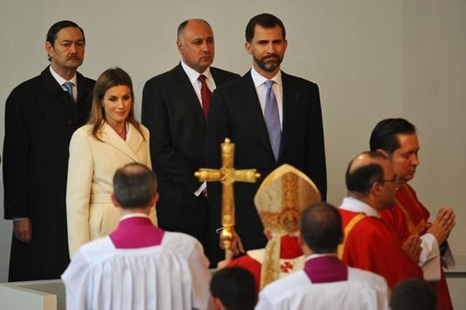 Don Felipe y doña Letizia asisten a la misa. / AFP