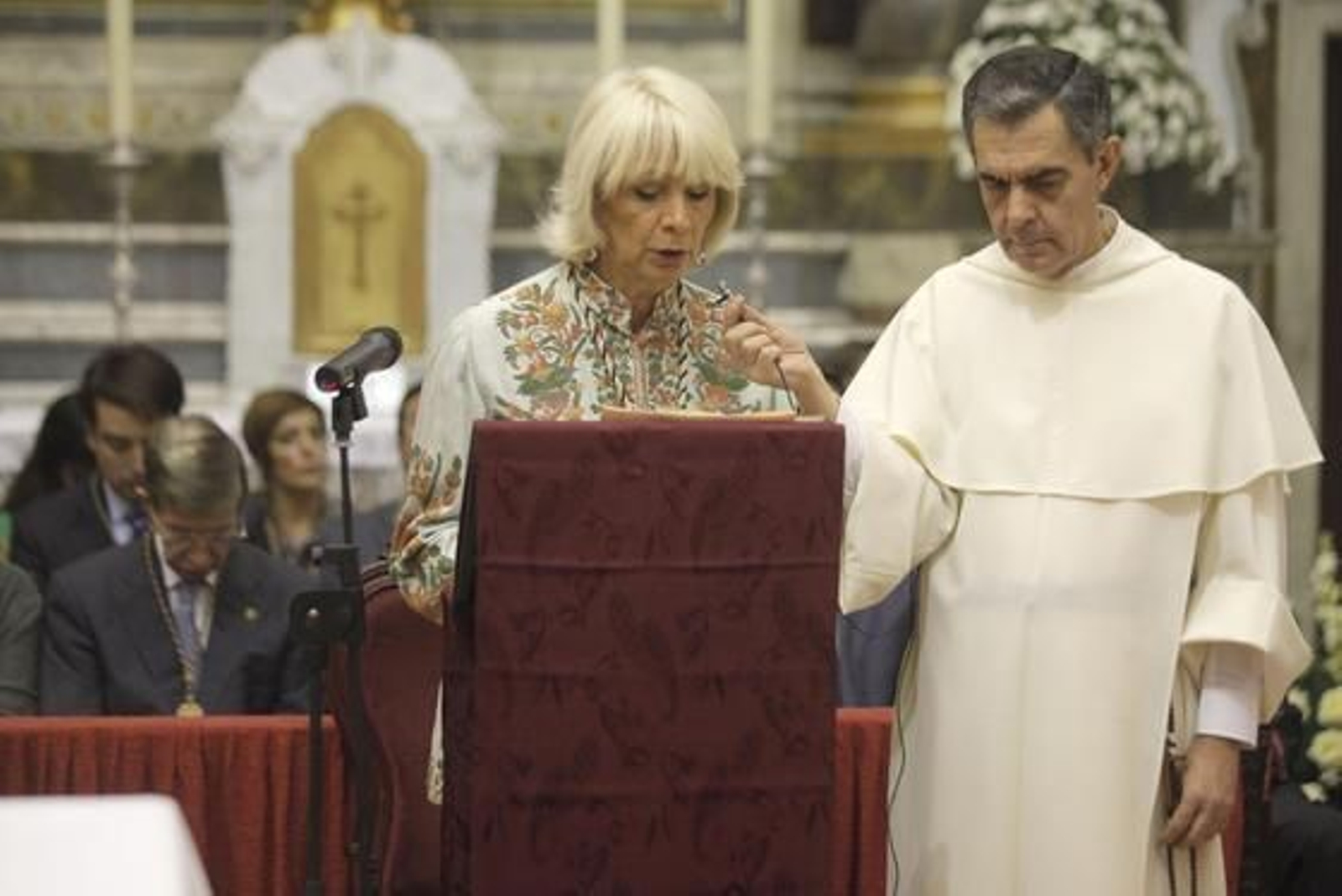La iglesia de Santo Domingo acoge la tradicional ofrenda floral a la Virgen del Rosario con motivo del Día de la Patrona de Cádiz. 

Foto: Jesus Marin