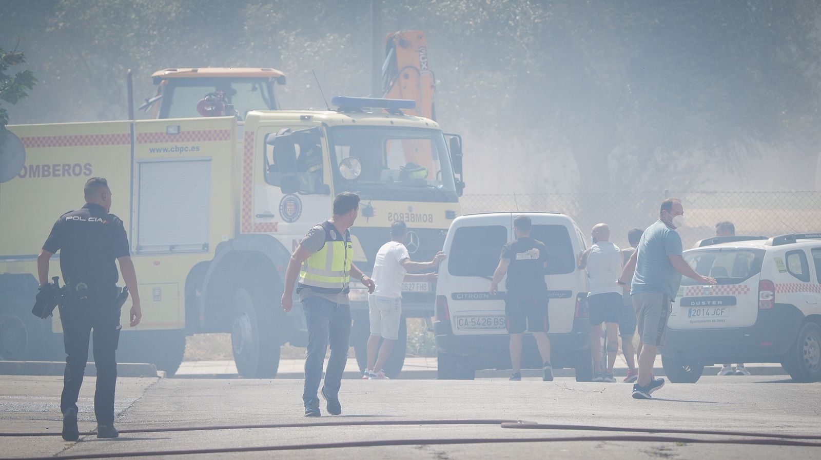 El fuego llega a las  casapuertas en Jerez