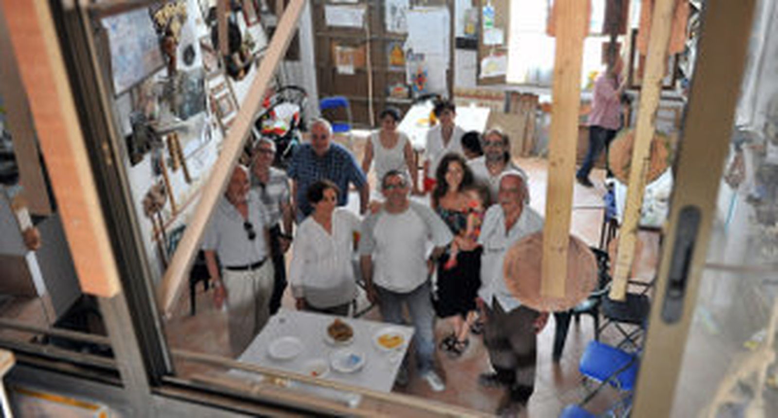 Rafael Algaba, abrazado por su hermana Laura, ayer en la paella de despedida a la que invitó a sus amigos en la calle Relator. / Juan Carlos Vázquez