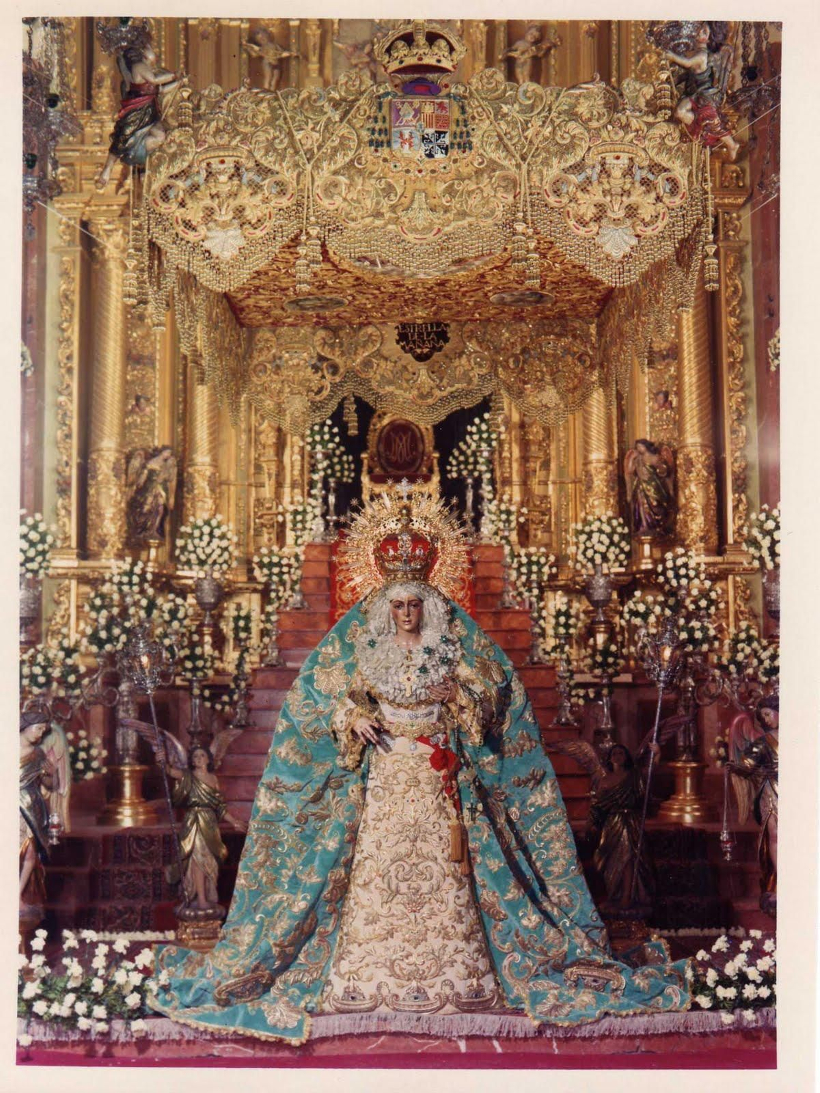 La Macarena con el manto en un besamanos.