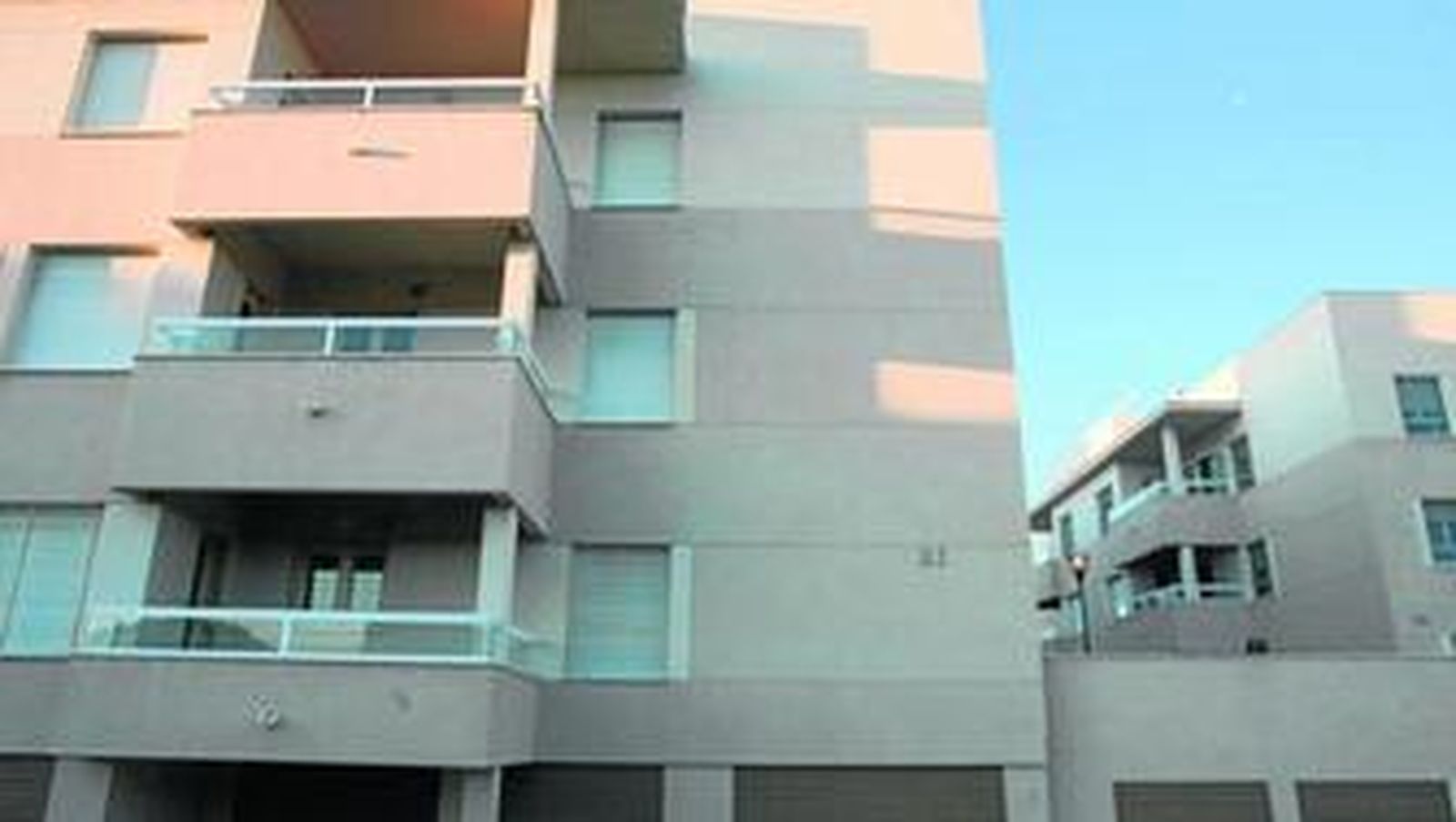 En la imagen, fachada del edificio en el que residía el joven, en un segundo piso,  y desde el que se precipitó al vacío, en la barriada puertorrealeña.