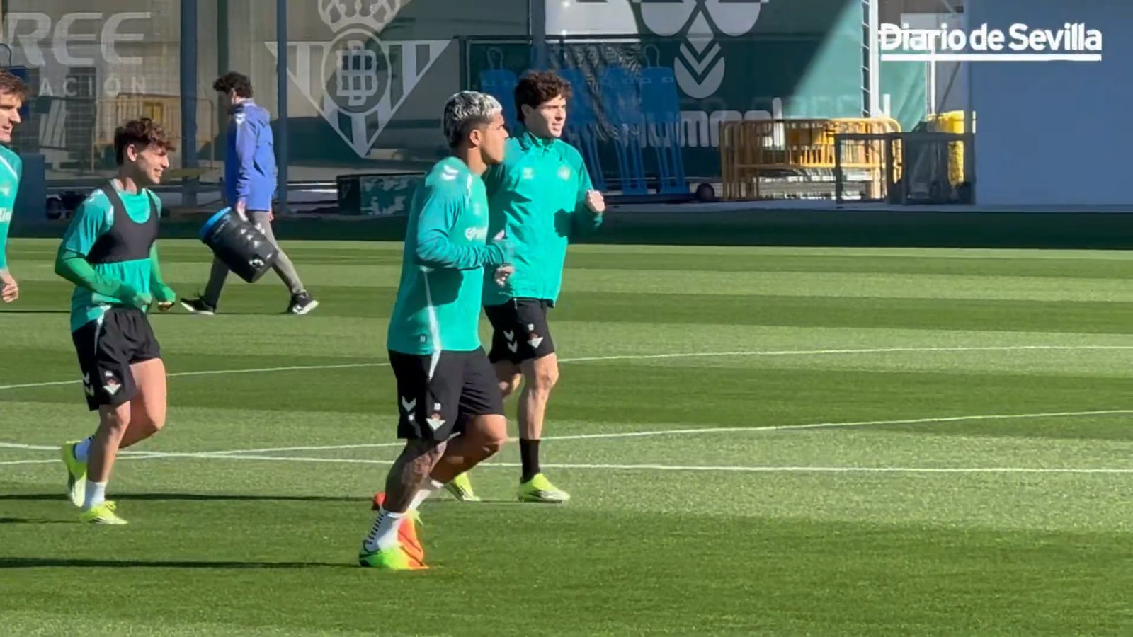 Así fue el entrenamiento del Betis con le vuelta del Cucho y Antony