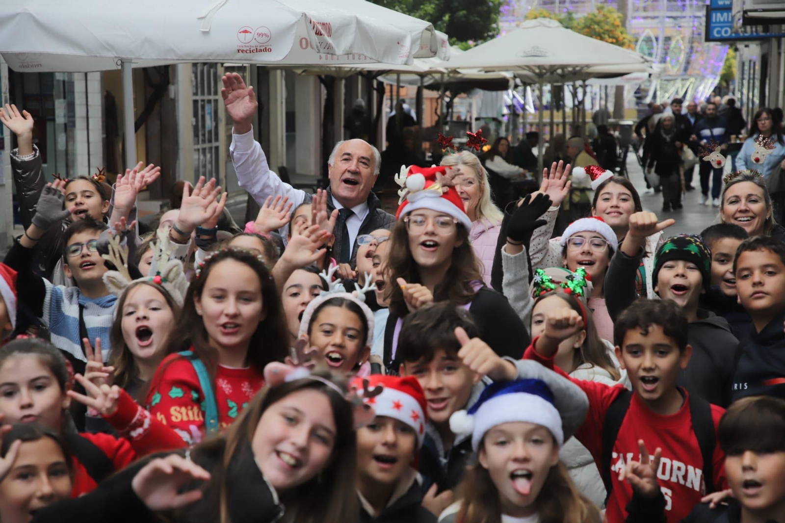 El alcalde, en chaleco y visiblemente distendido, charla con un grupo de escolares que se dirigían al belén municipal pocos minutos antes del comienzo del Pleno.