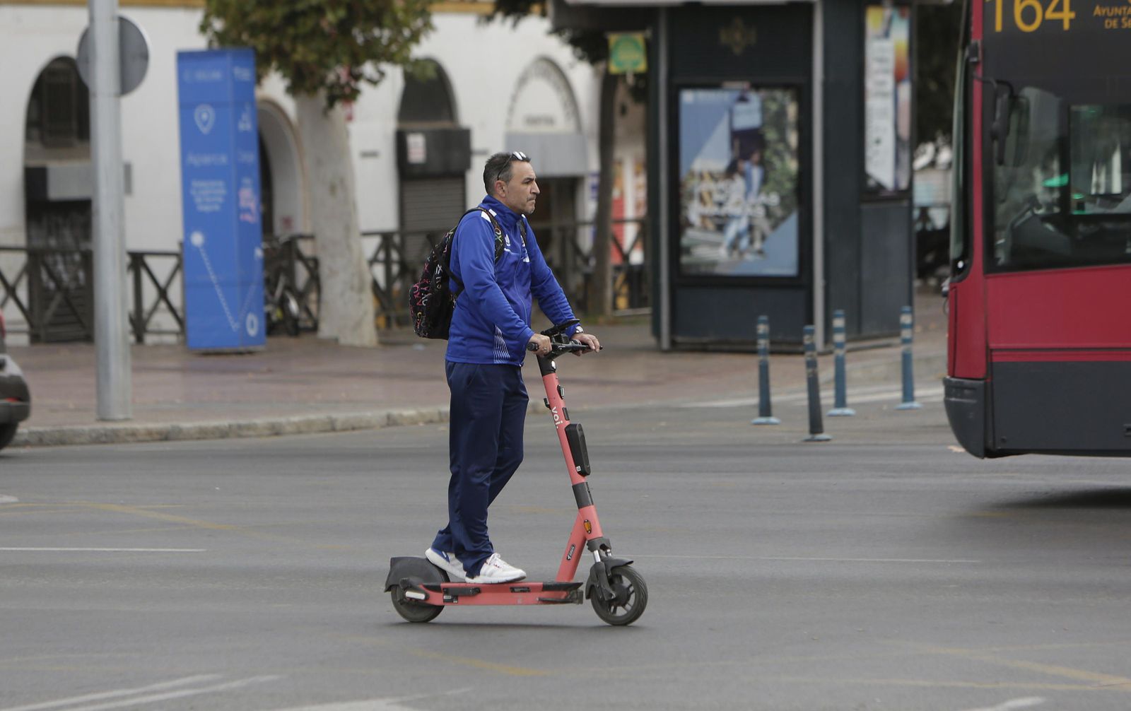 Un usuario de patinete por la carretera
