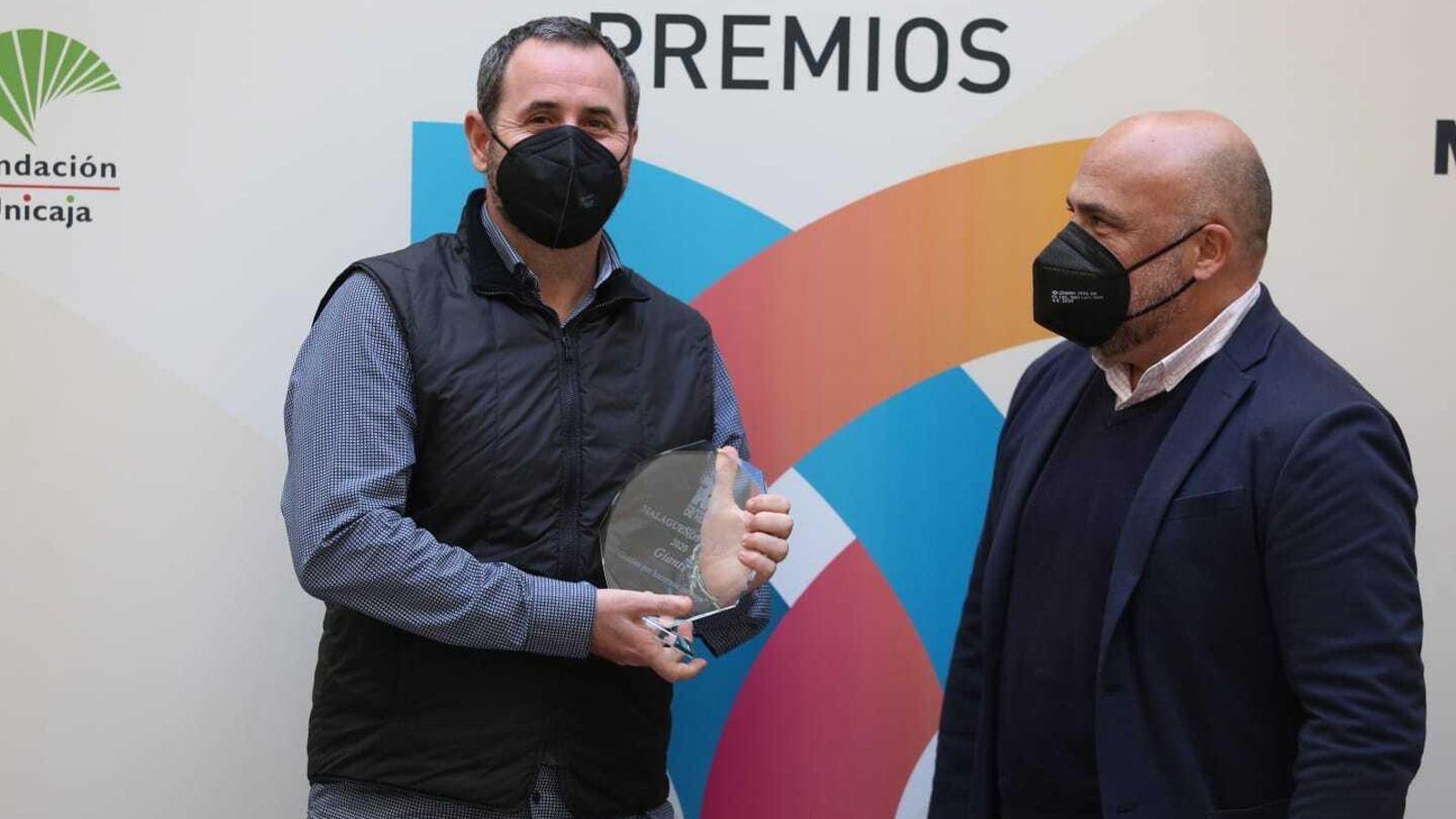 José Ramón Díaz, CEO de Vodafone Giants, recibe el premio de manos de Juan Francisco Gutiérrez, vicerrector adjunto de Comunicación de la UMA.