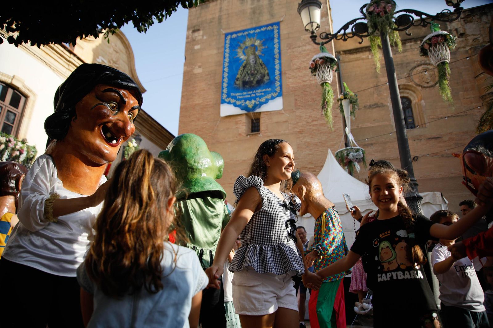 Desfile de Gigantes y Cabezudos de Vera, en imágenes